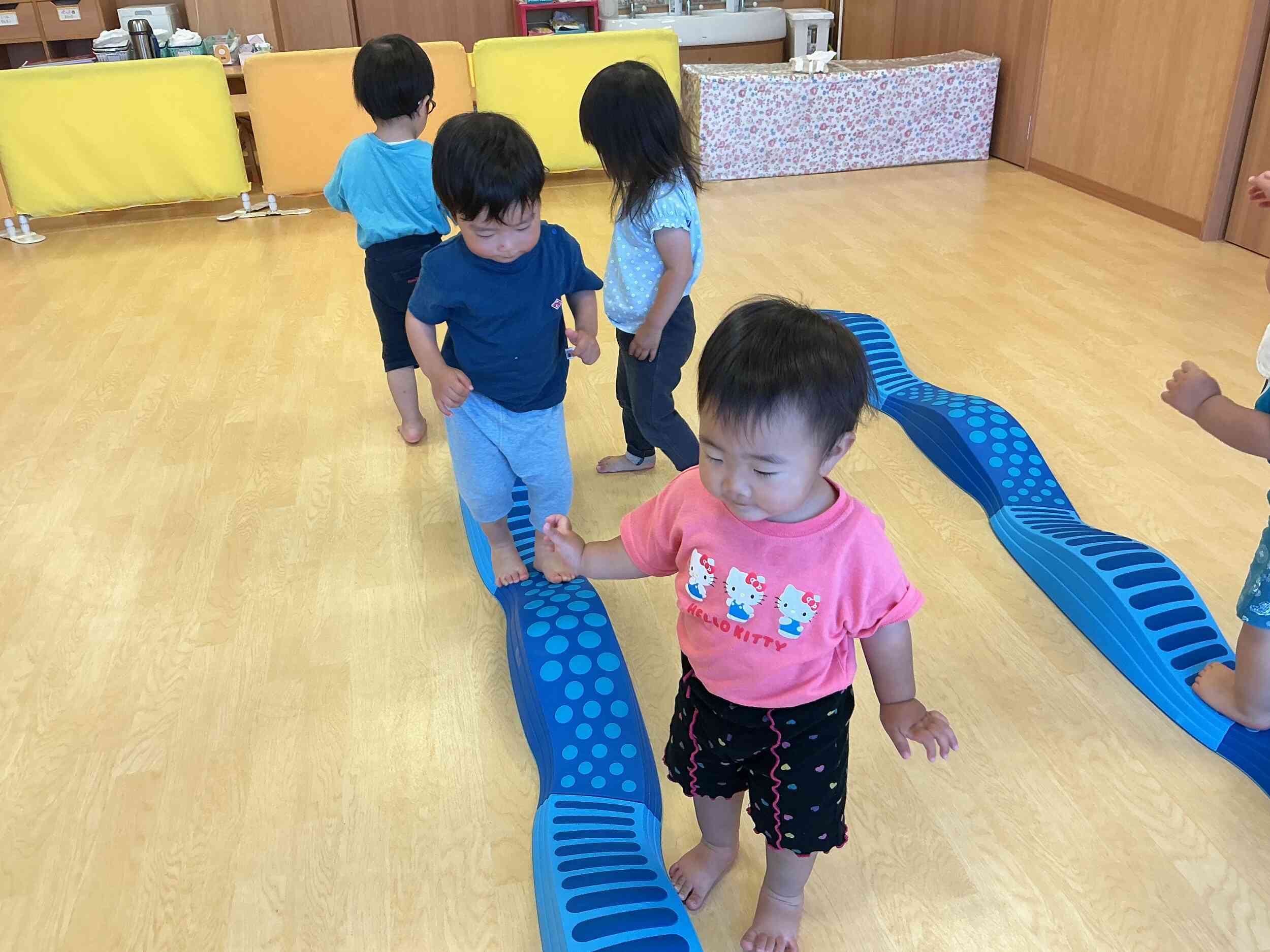 平均台遊び～1歳児あひる組～