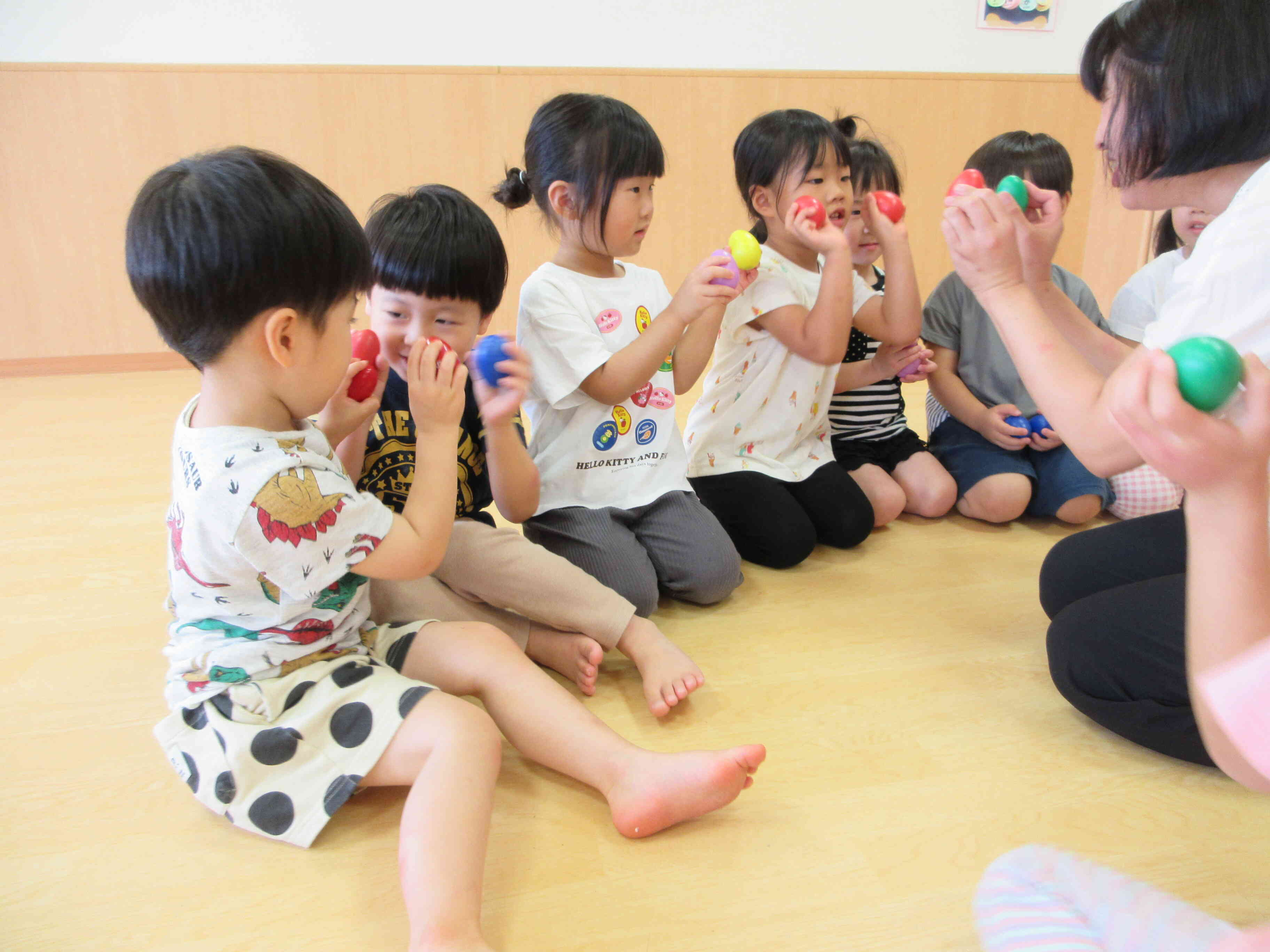 お友達、先生とコツン！コツン！