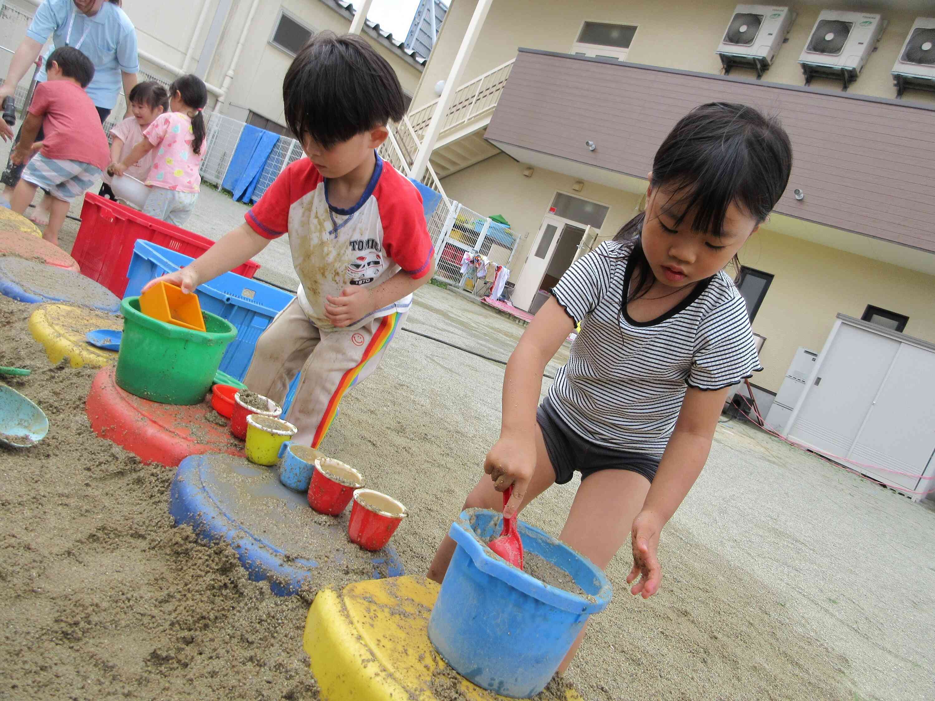 泥遊び楽しいね！～りす組3歳児～