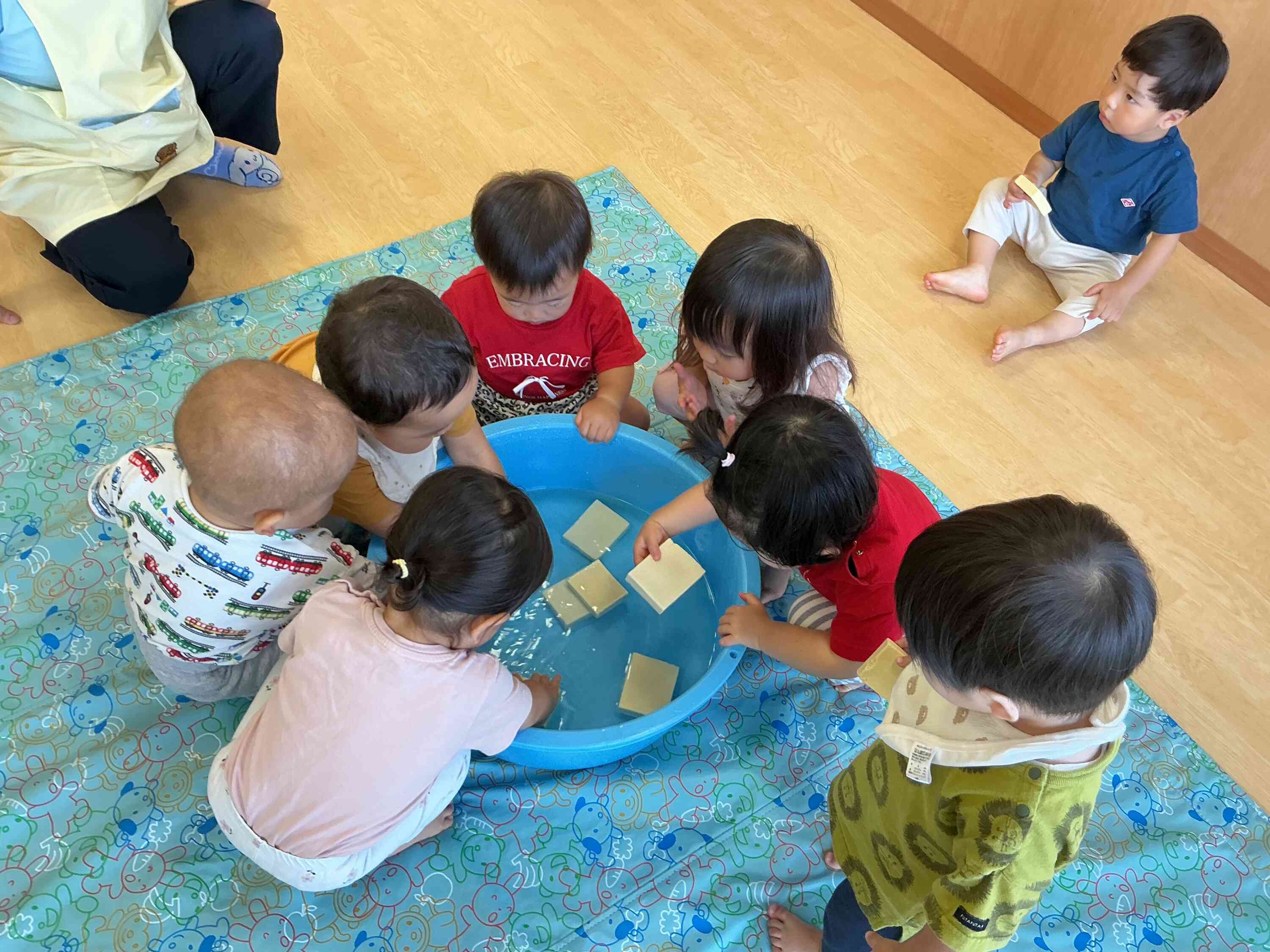 感触遊び♪～１歳児あひる組～