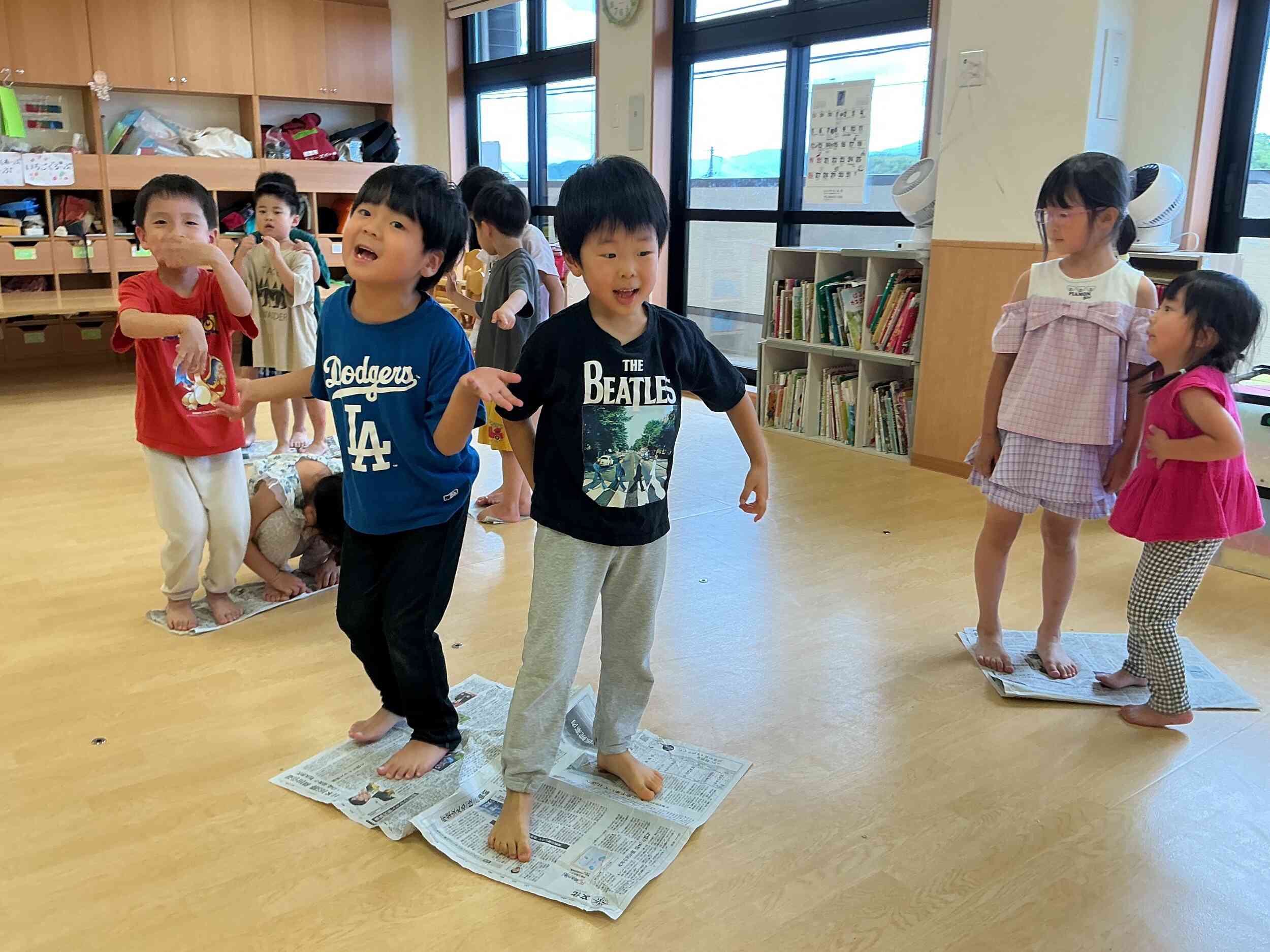 新聞紙じゃんけんをしたよ！～４・５歳児　ぱんだ組　きりん組～