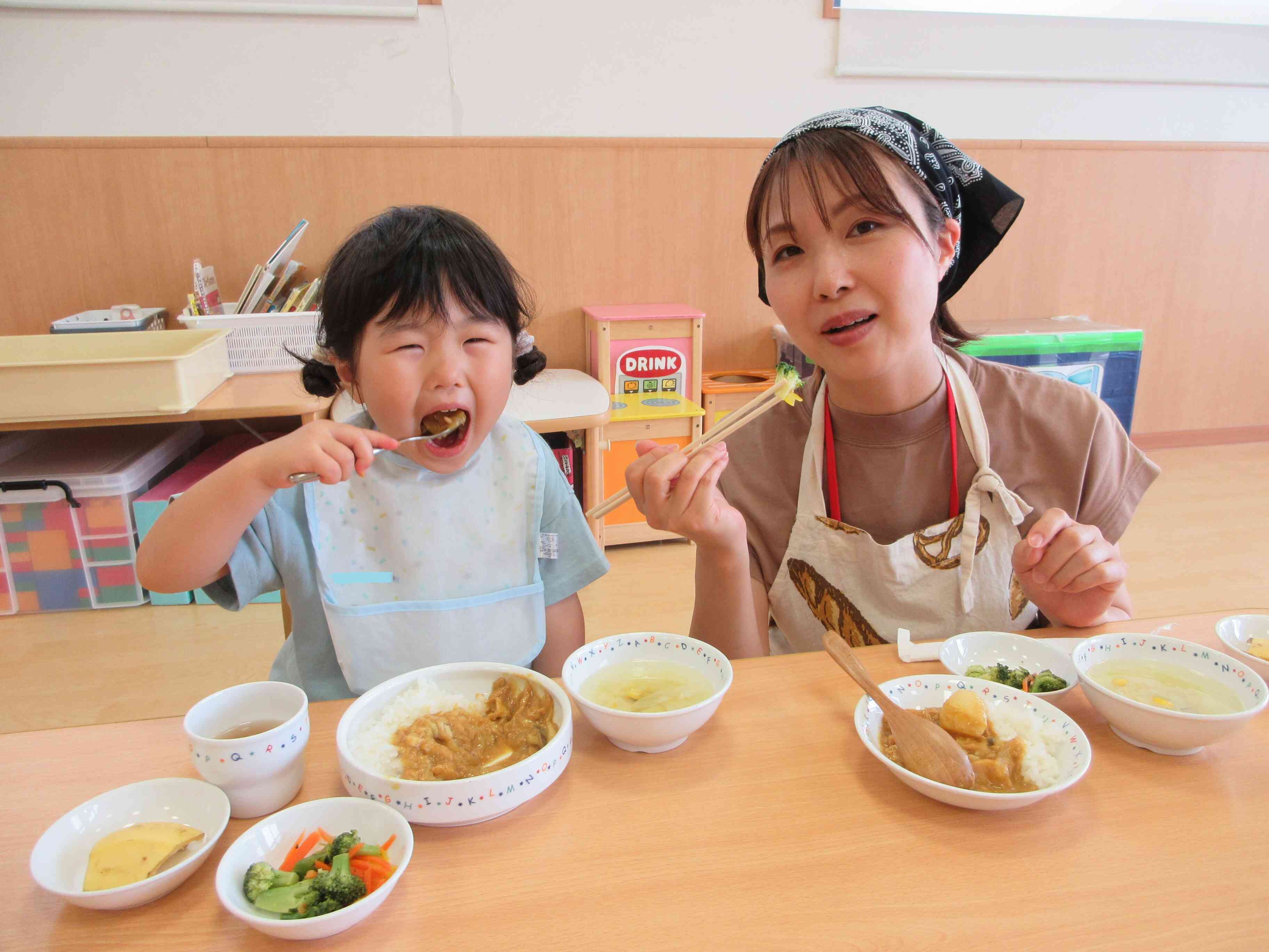 ママと一緒に給食うれしいな♪