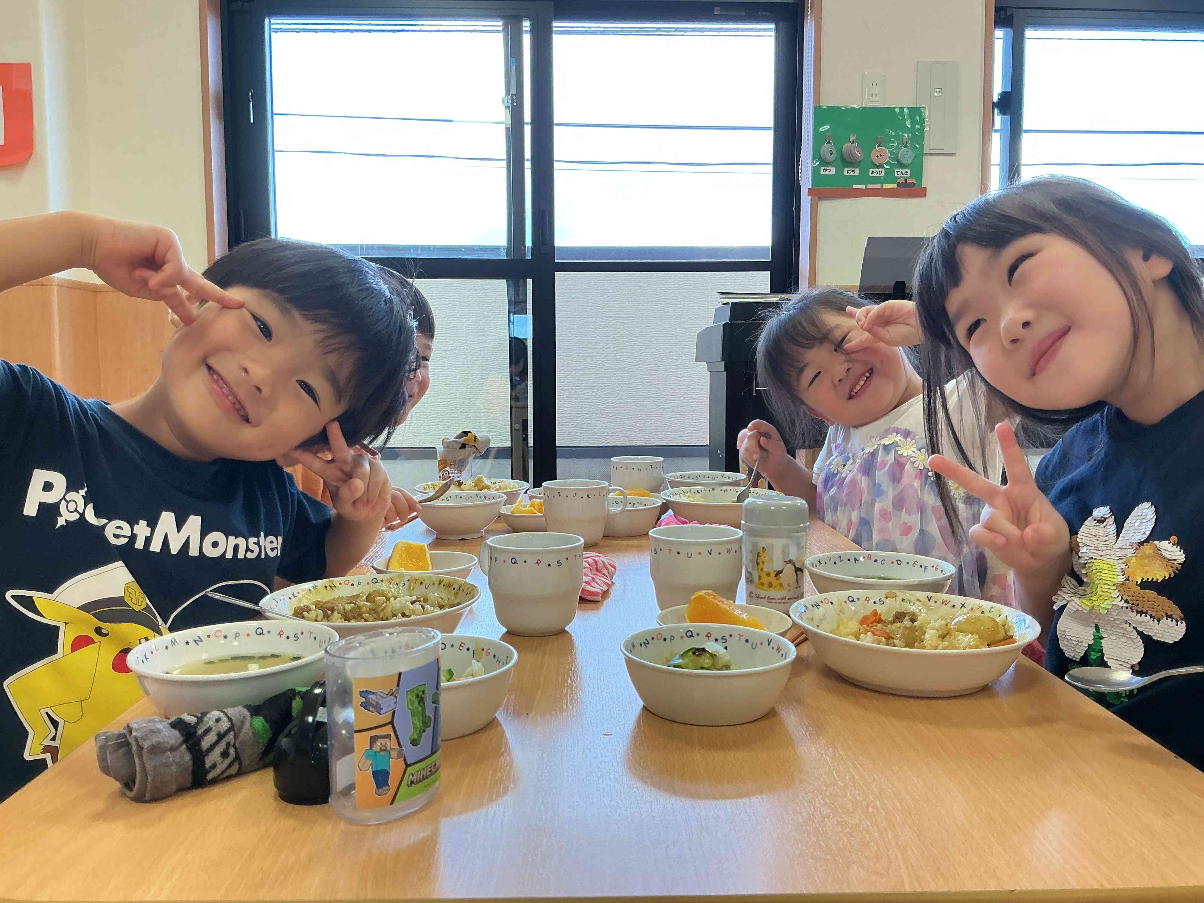 芋煮カレーライスを食べてにっこり笑顔！