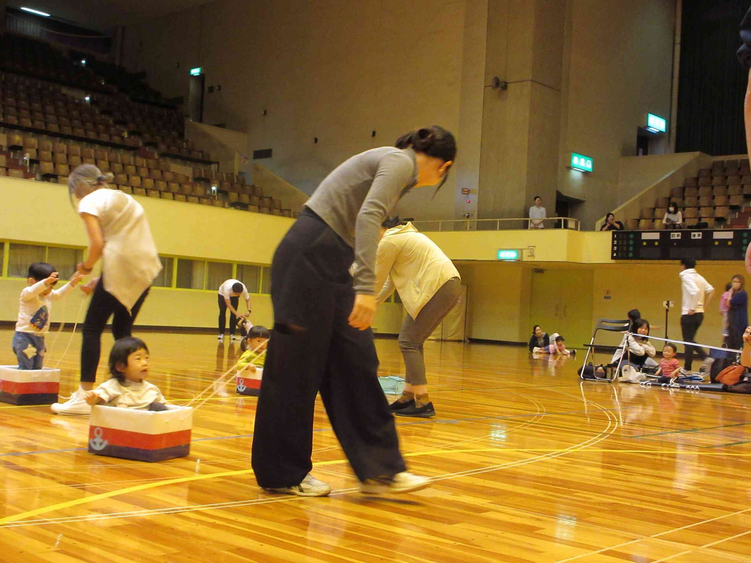 船に乗って出発（0.1歳児親子競技）