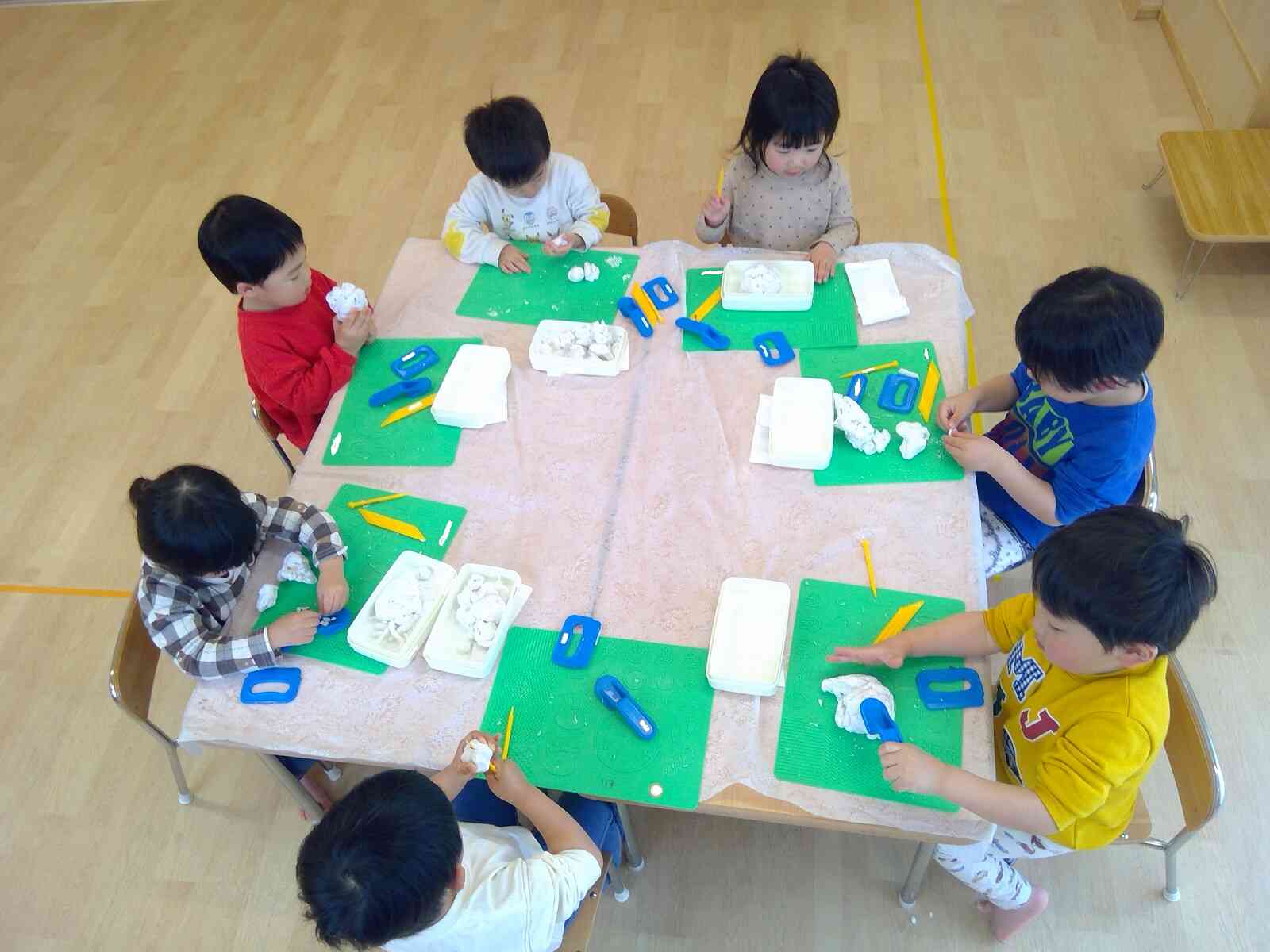 初めての粘土遊び（3歳児・りす組）