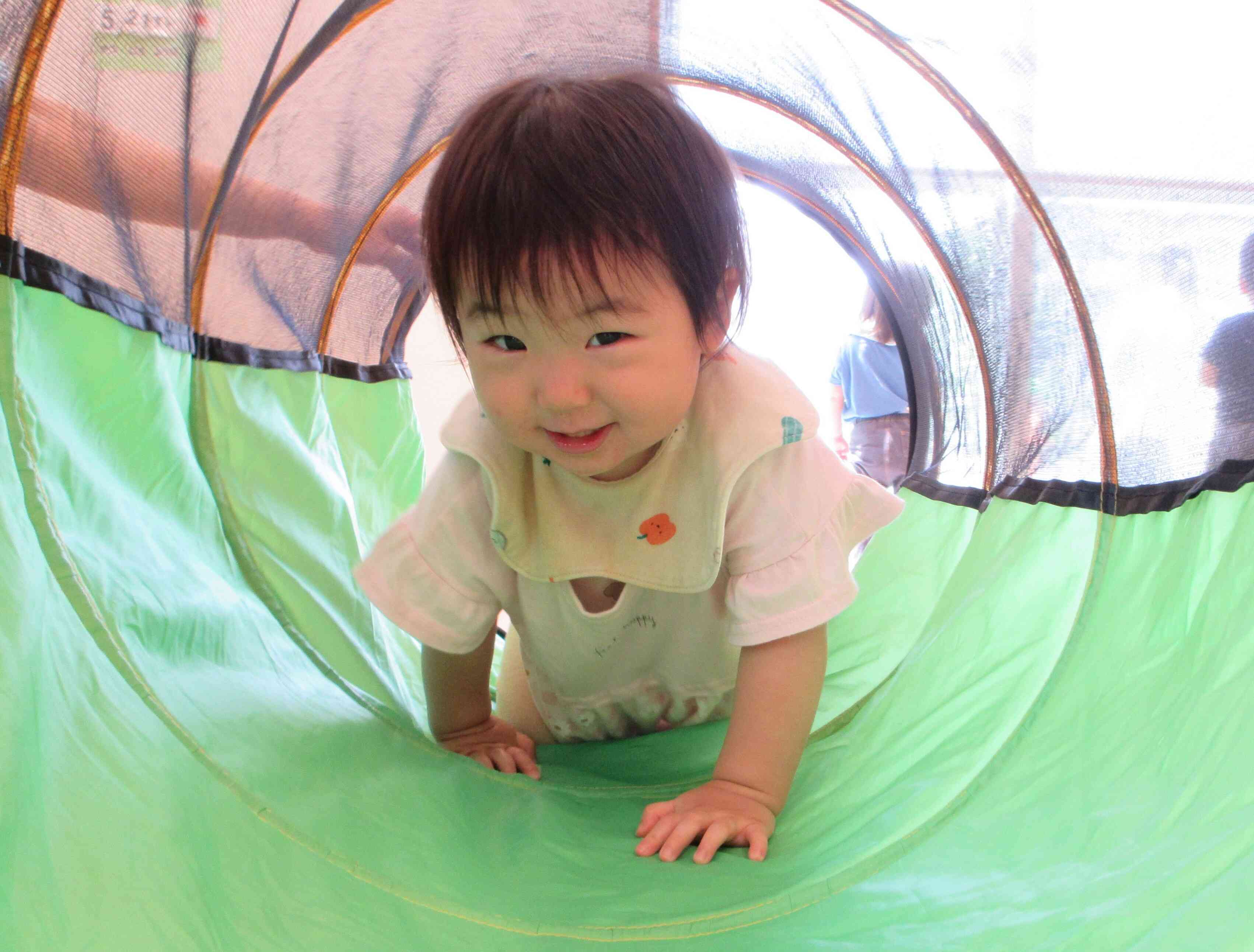 お部屋ではこんなことをしているよ（1歳児・あひる組）
