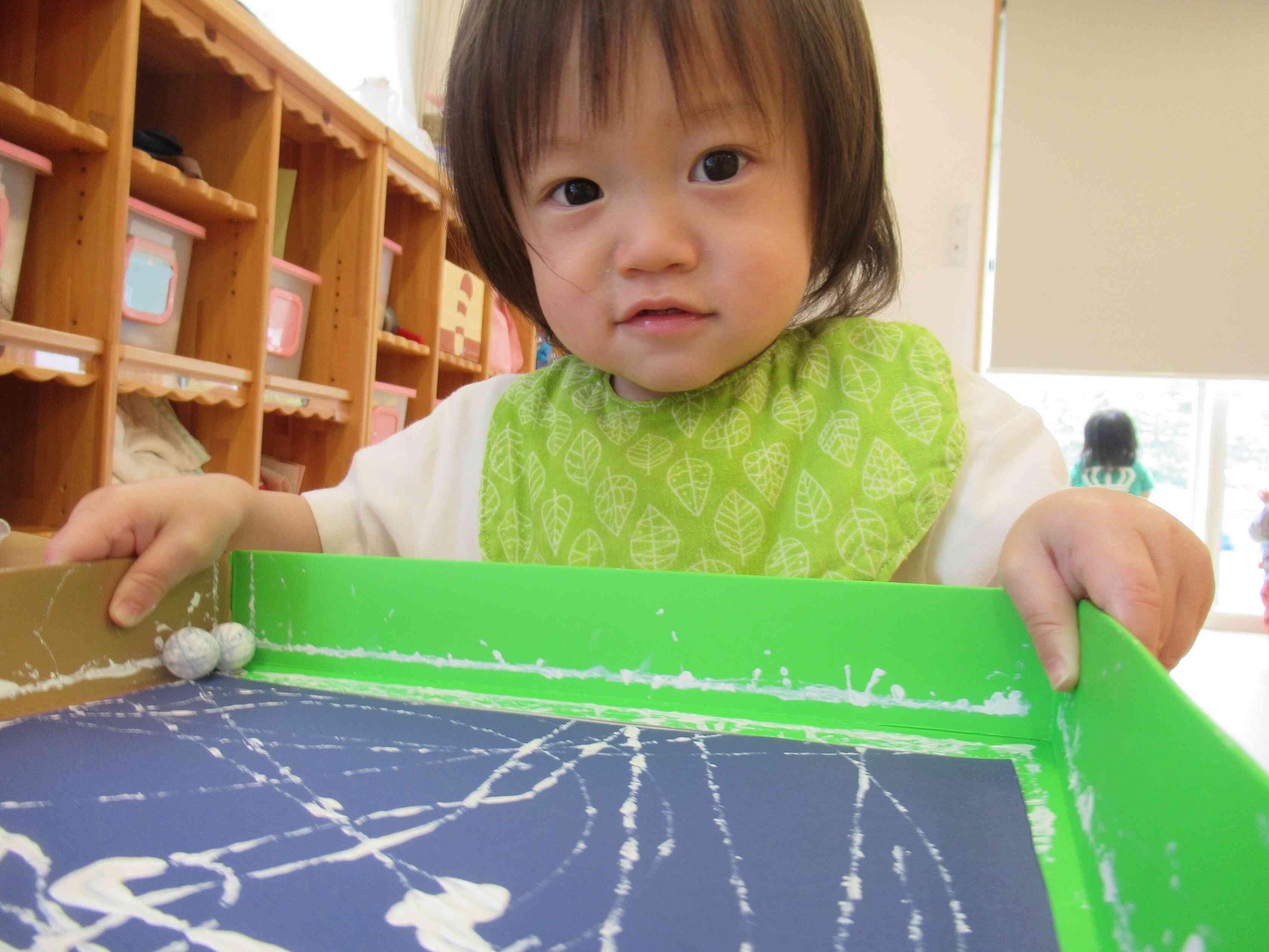 ビー玉アートに挑戦！（あひる組・1歳児）