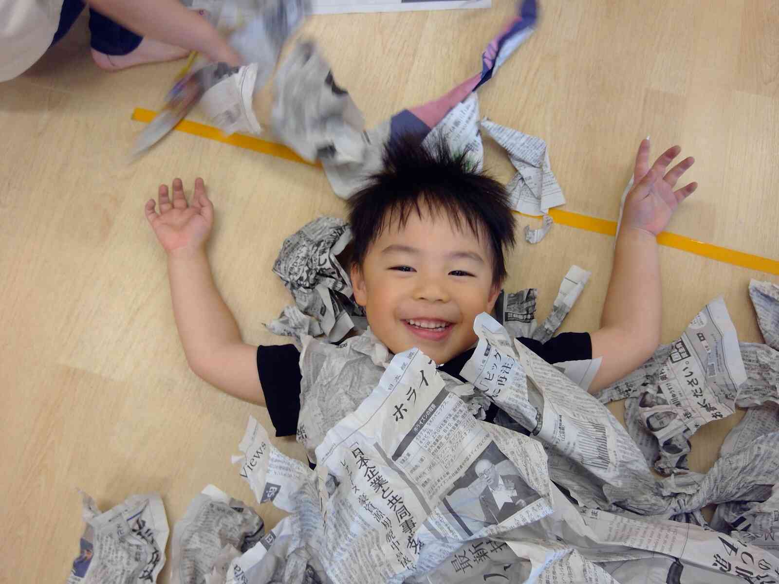 新聞紙遊び(りす組・3歳児)