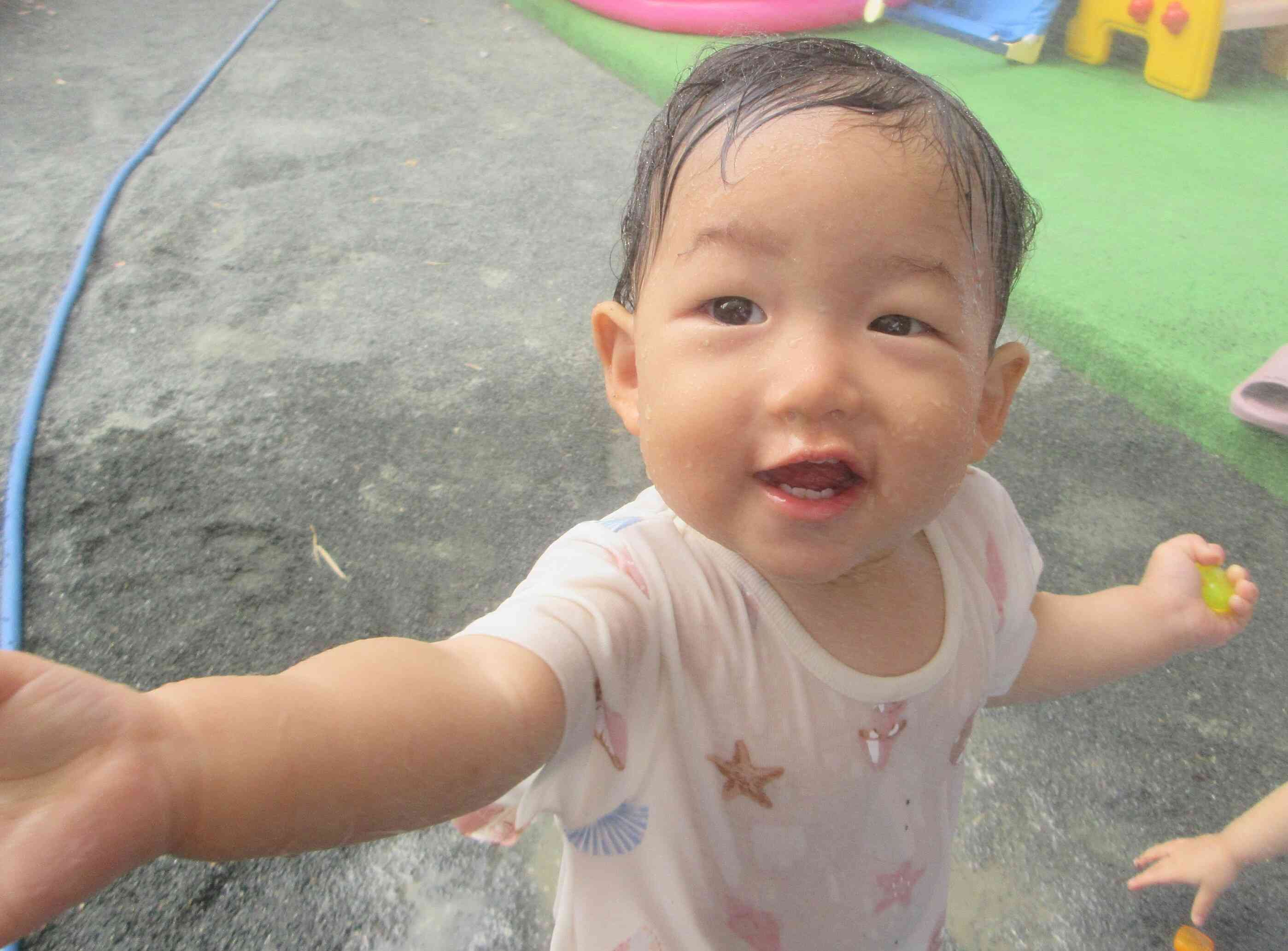 夏の遊び楽しんでいます！（あひる組・1歳児）