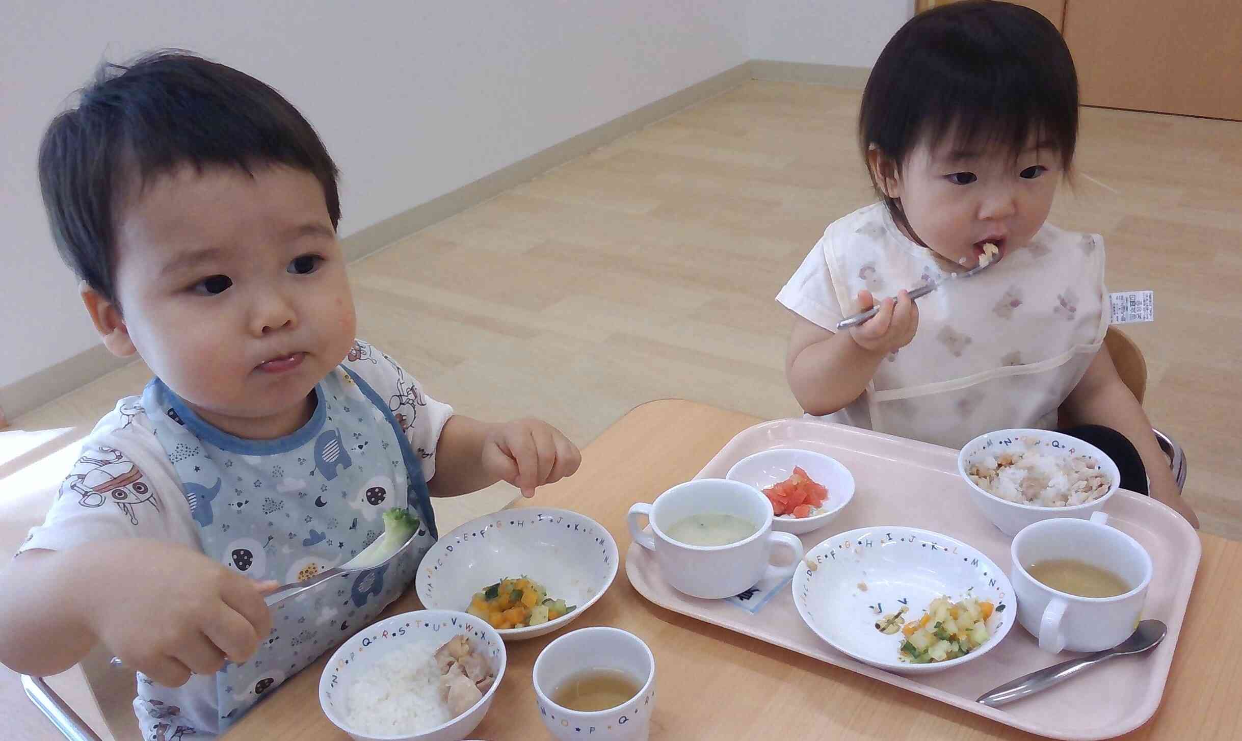 お肉とご飯を一緒に食べるよ