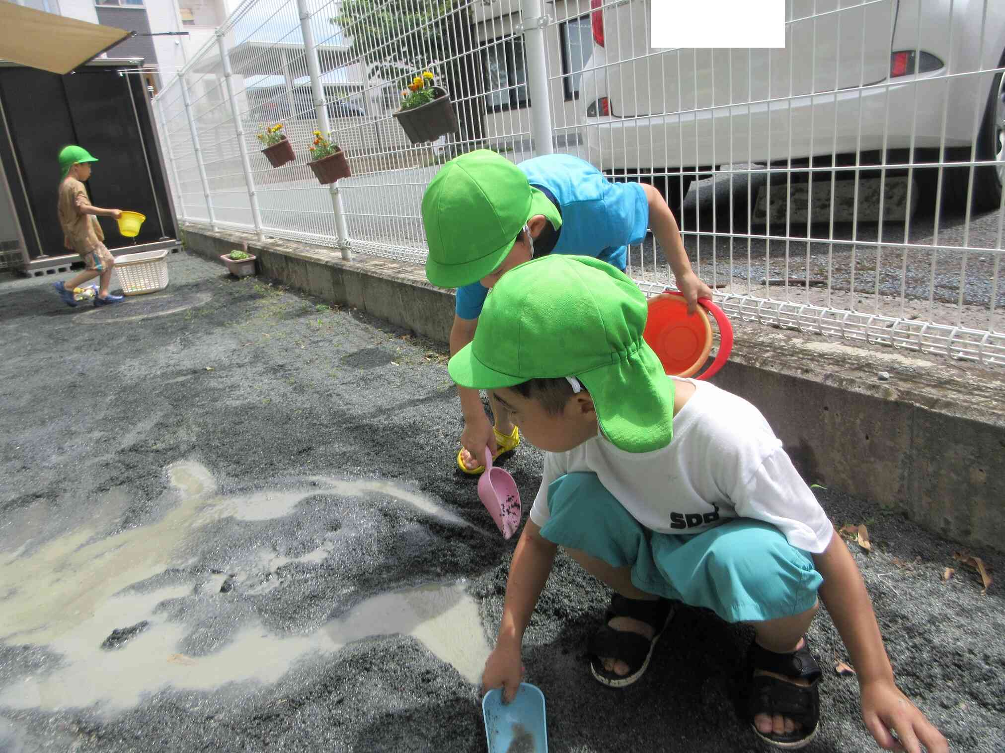 お友達と協力して水路を作ったよ！