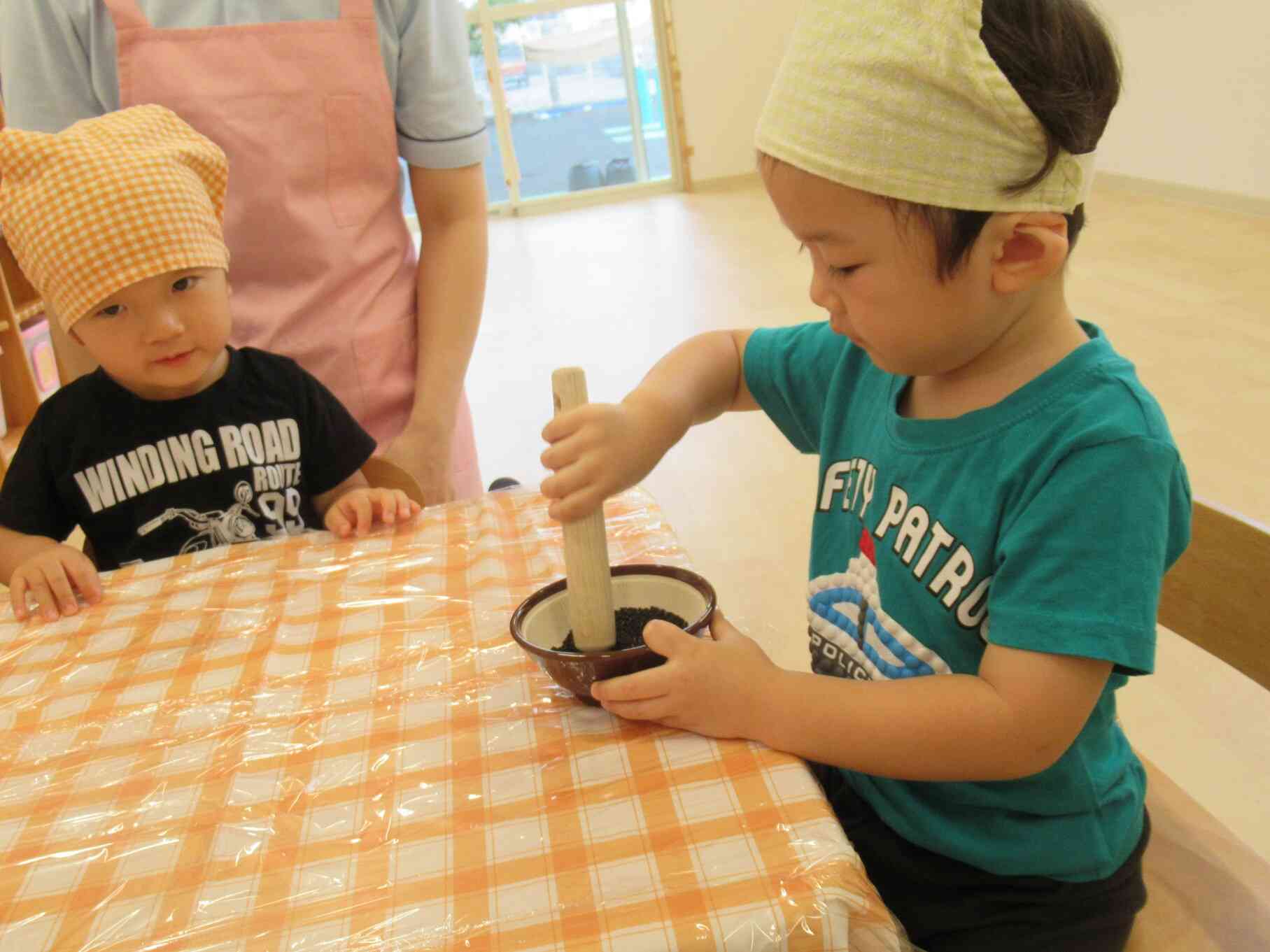 食育「ごますり」（うさぎ組・2歳児）
