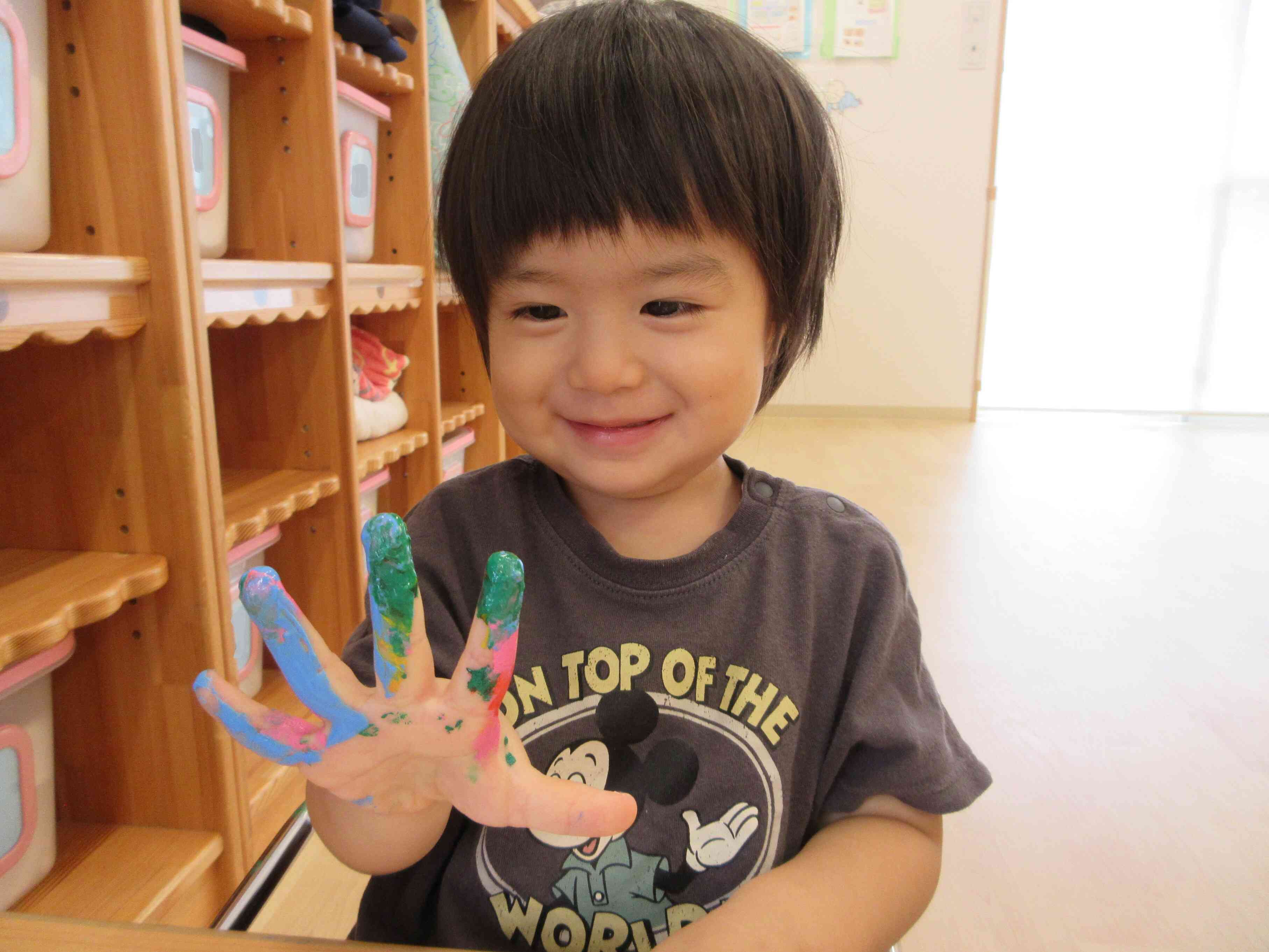 絵の具でお絵描き！（あひる組・1歳児）