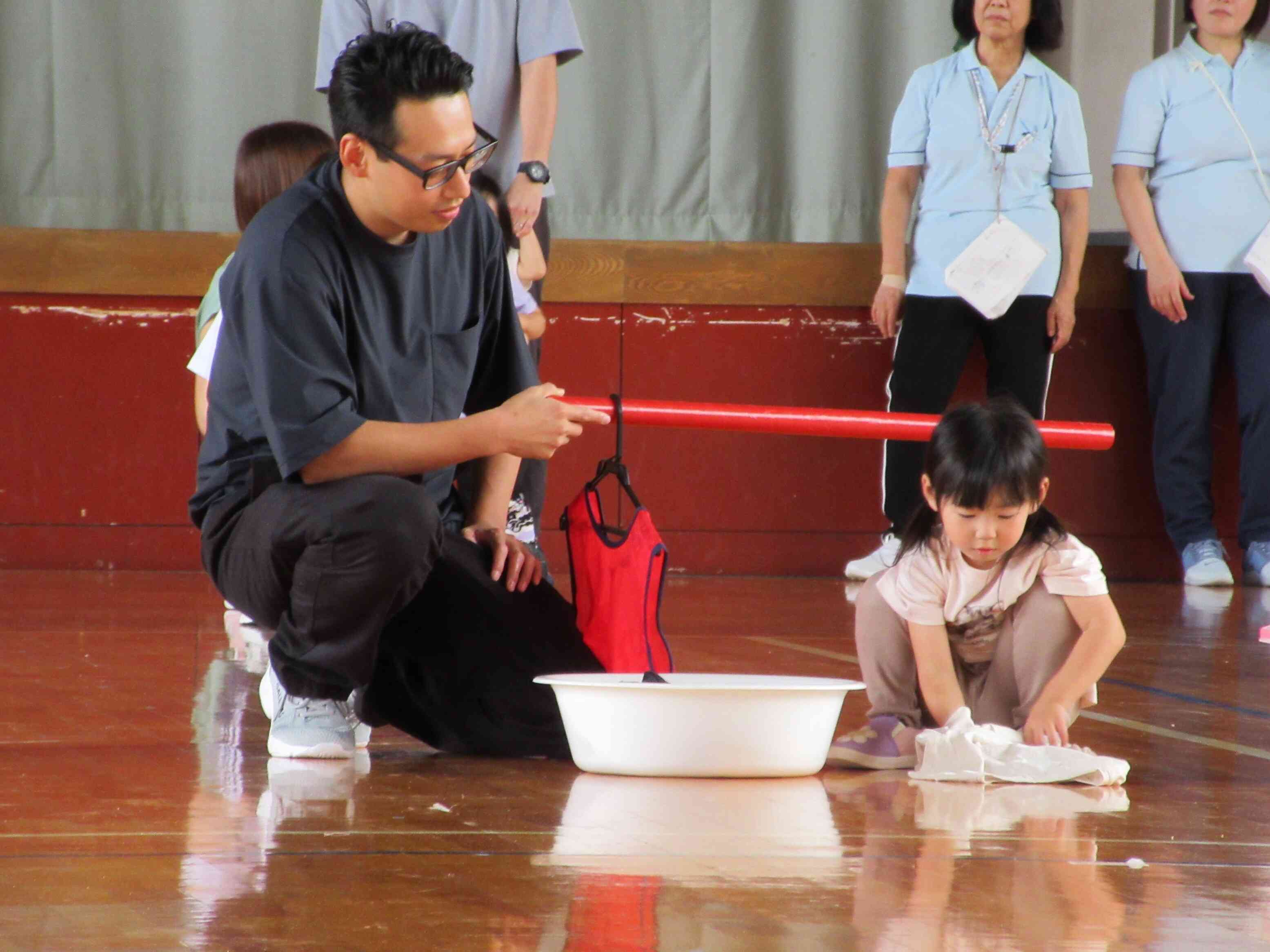 3歳児・りす組親子競技！お洋服畳み！