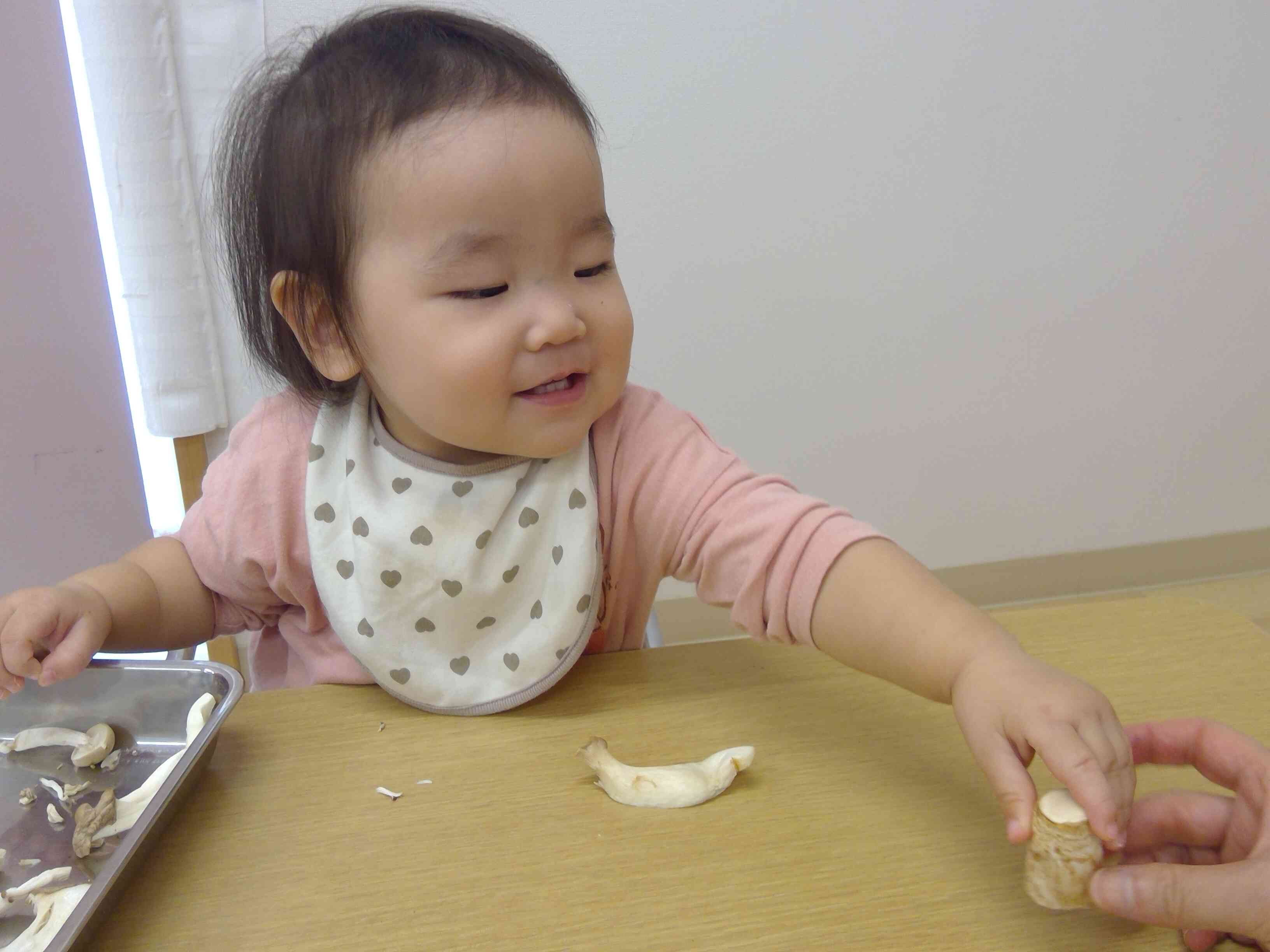 食育(きのこちぎり)　(ひよこ組・0歳児)