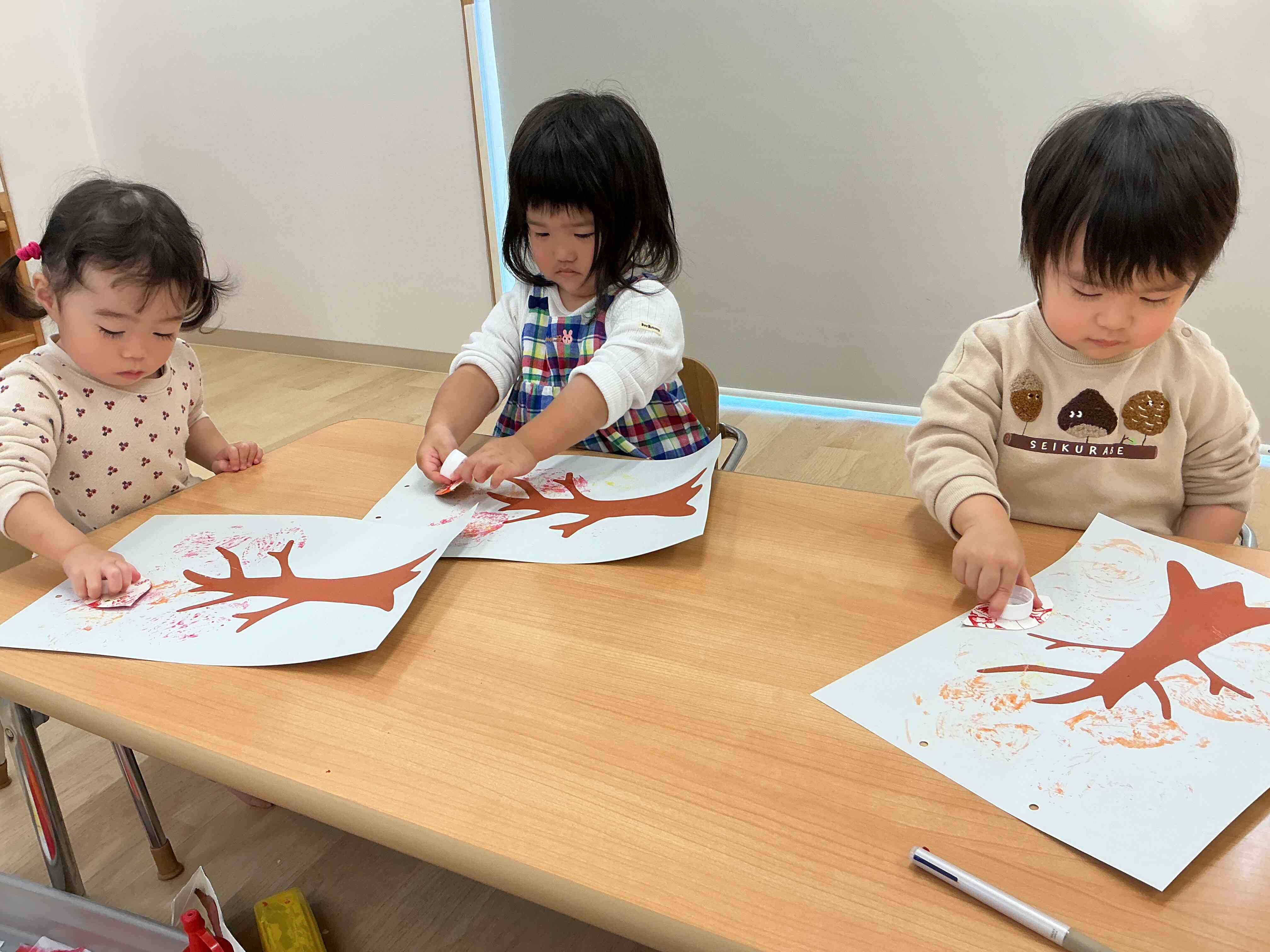 落ち葉でスタンプ！