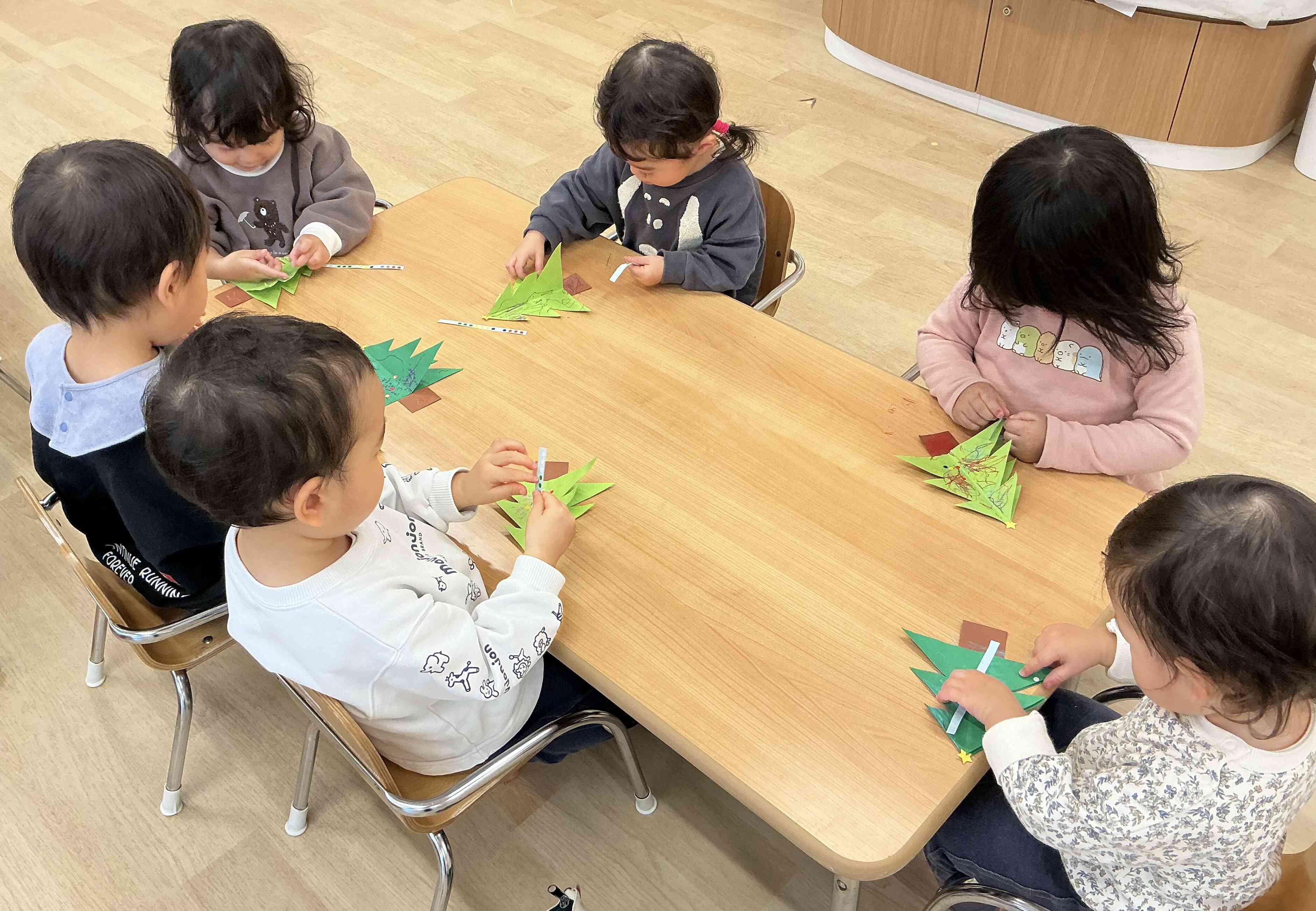 シール張りに夢中…