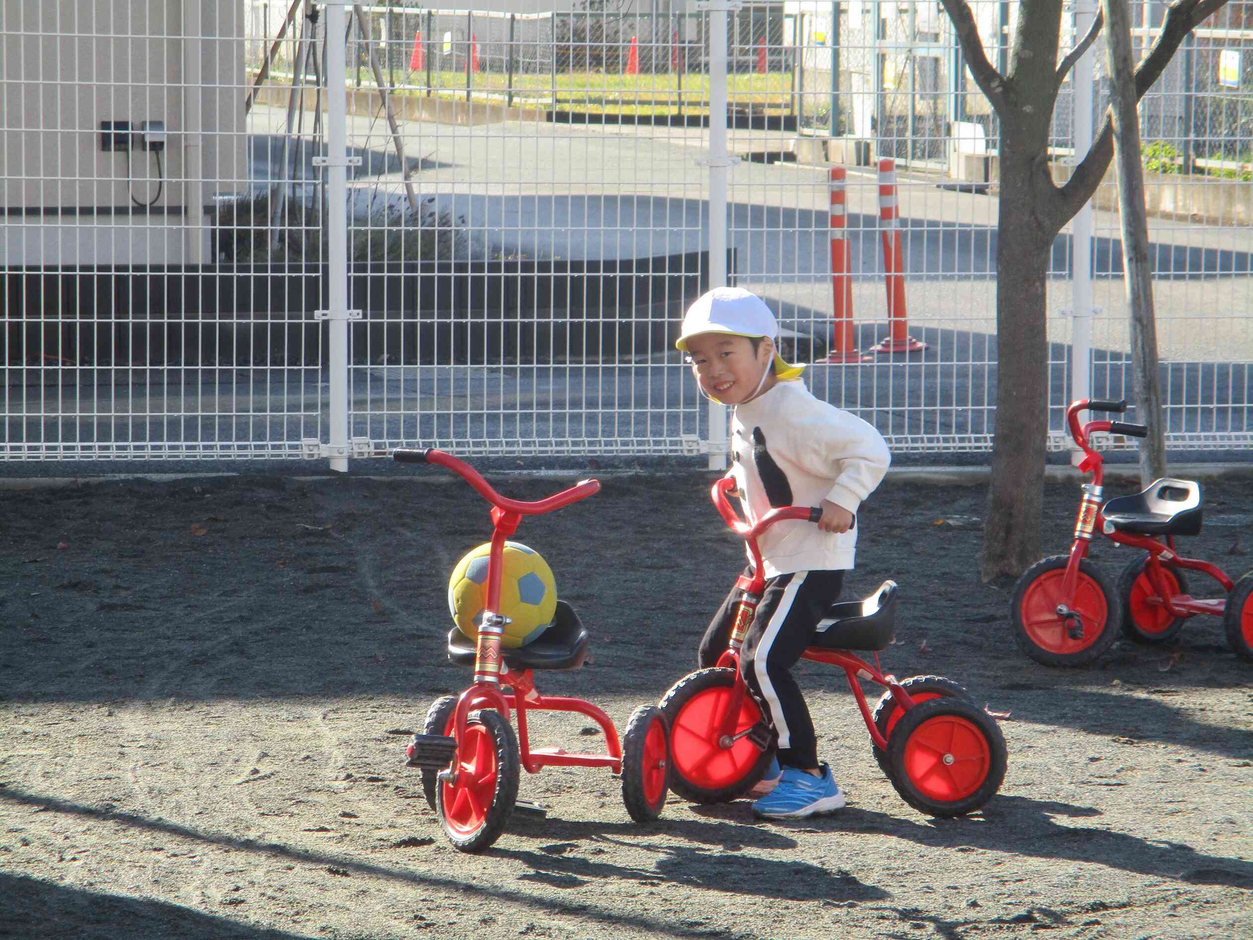 三輪車にボール乗せたよ！