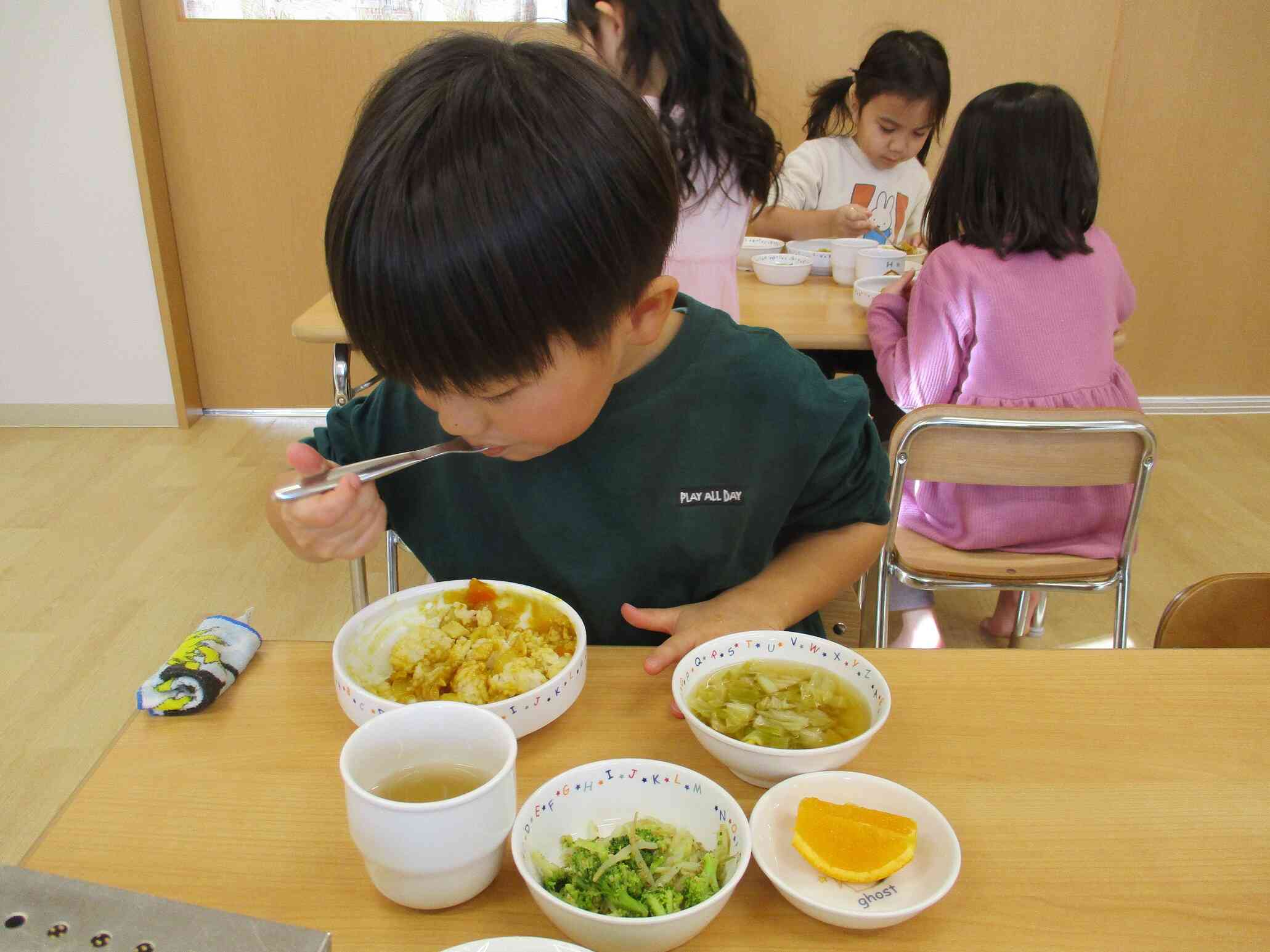 今日の給食はカレーライス！