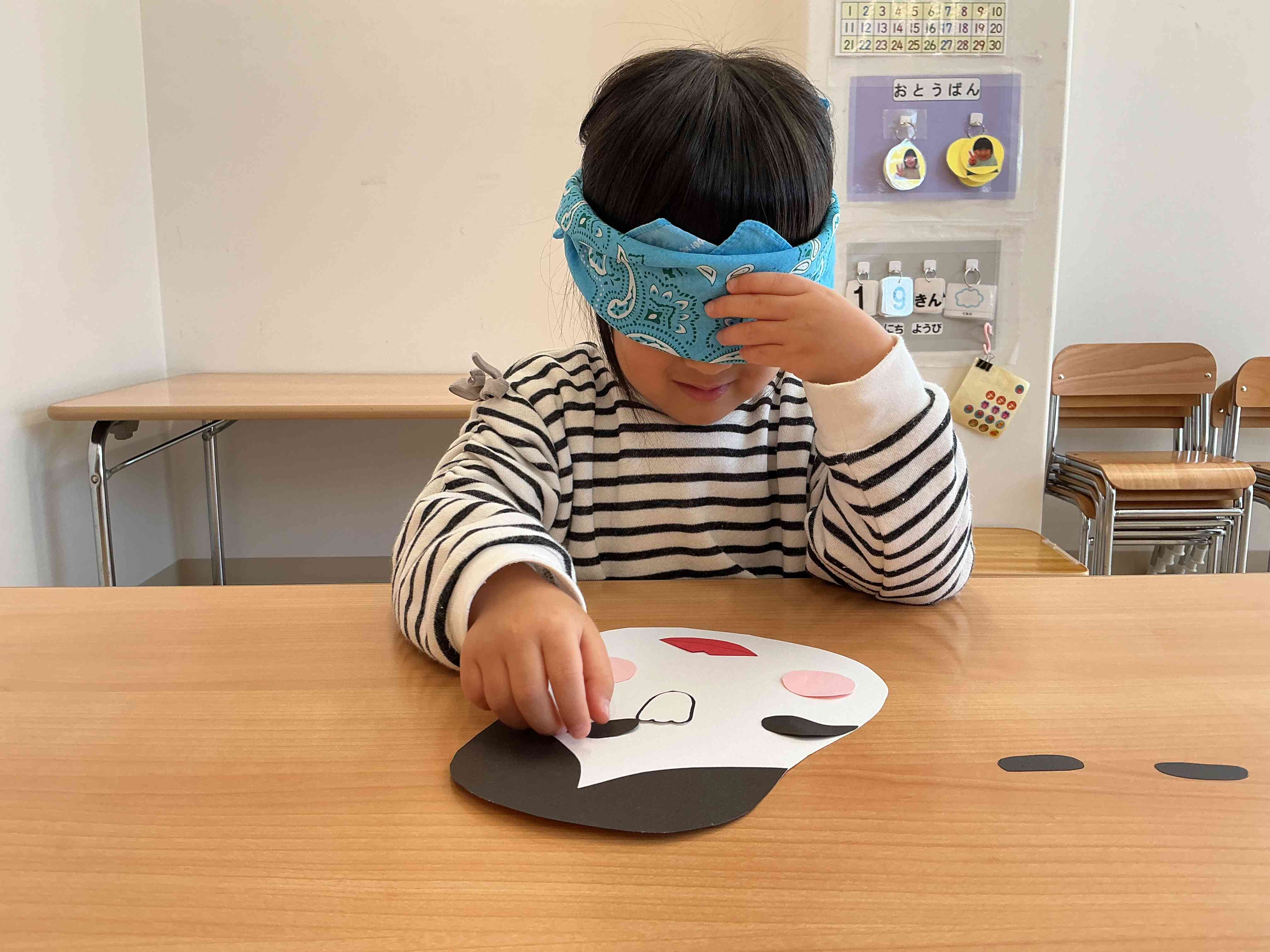 福笑いに挑戦！（りす組・３歳児）