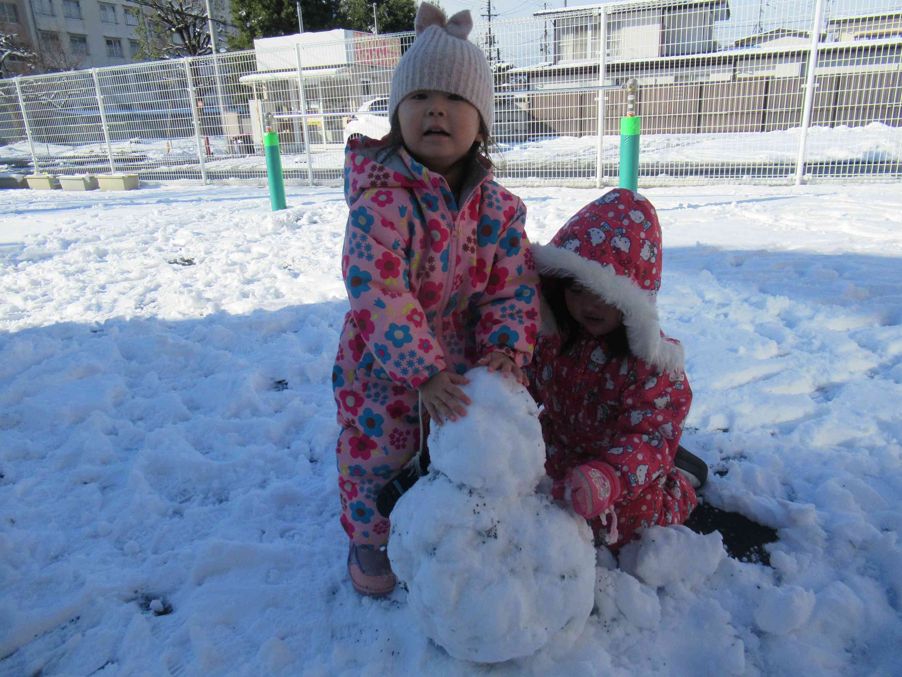 雪遊び楽しいね！（うさぎ組・　2歳児）
