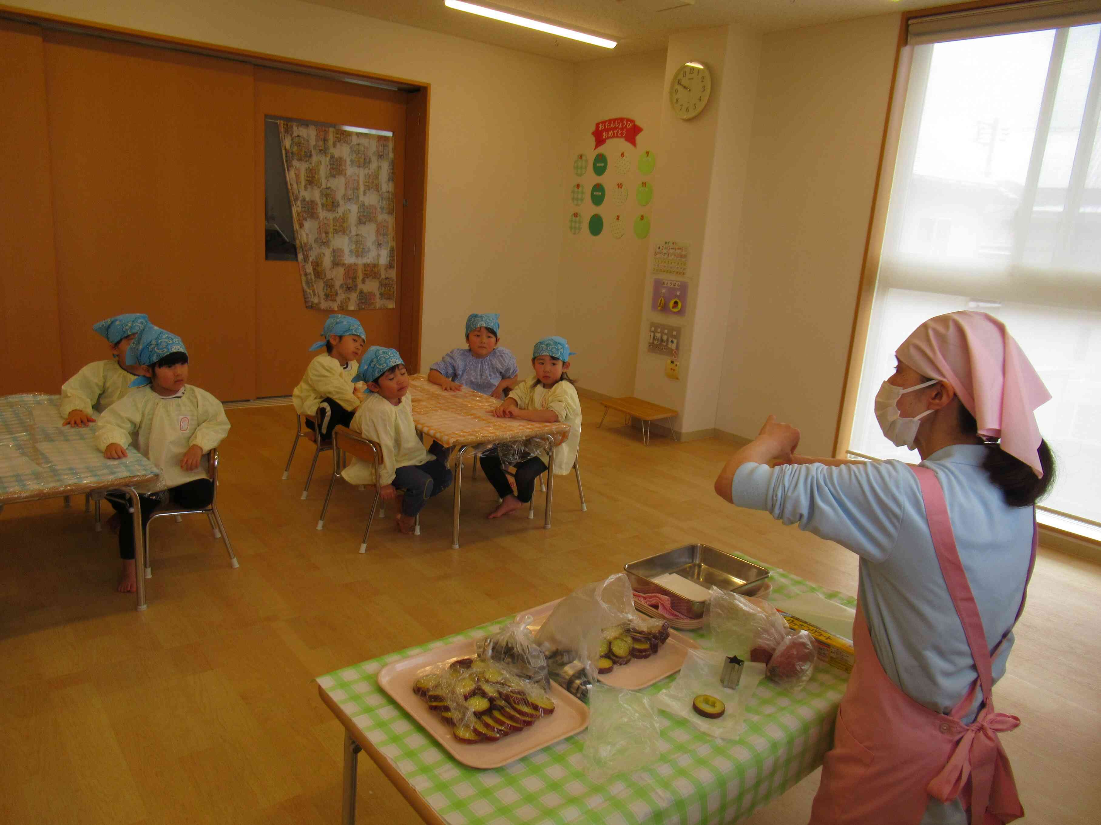 食育　「さつま芋の型抜き」りす組　3歳児