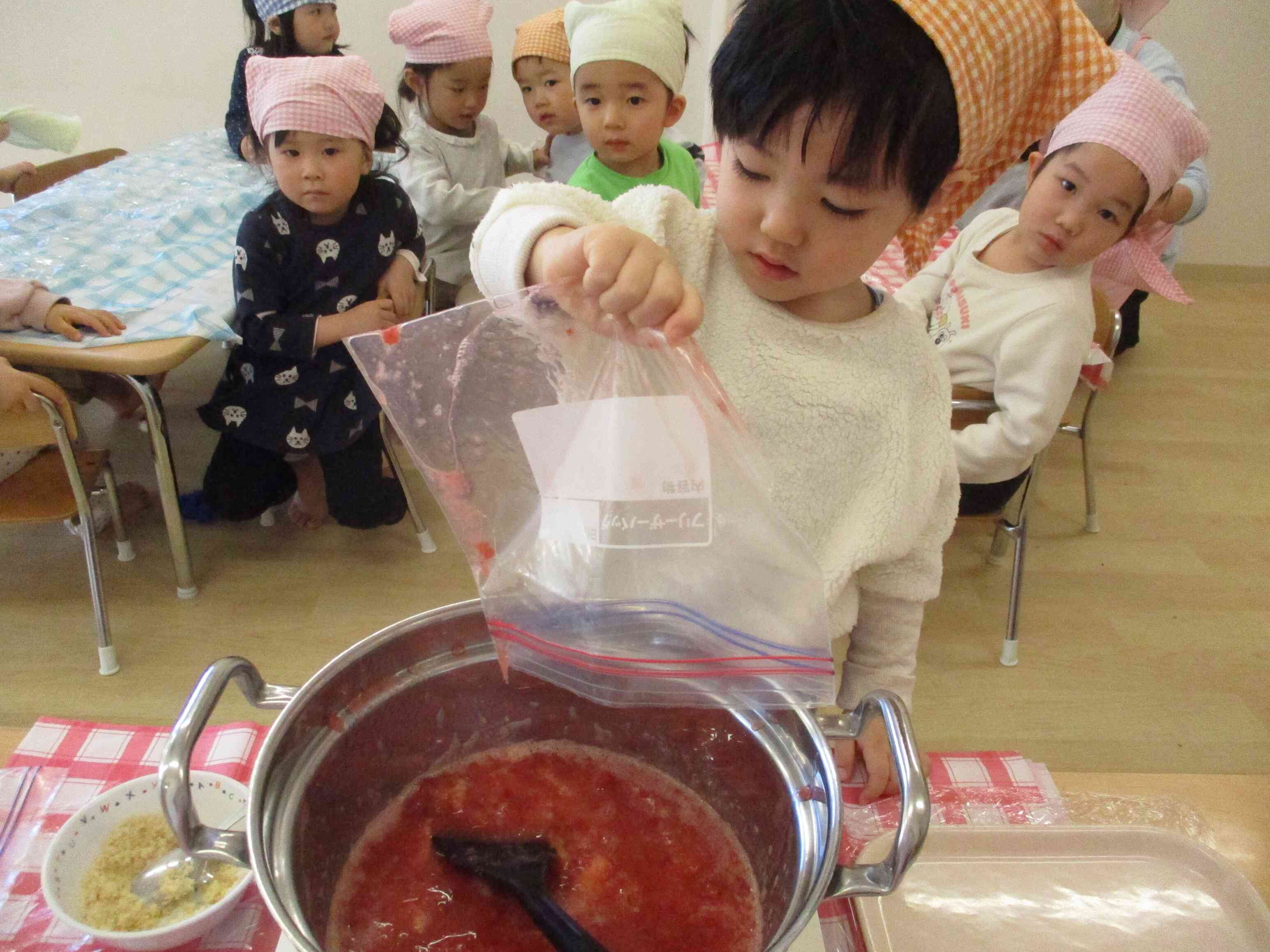 いちごジャム作り（うさぎ・2歳児）