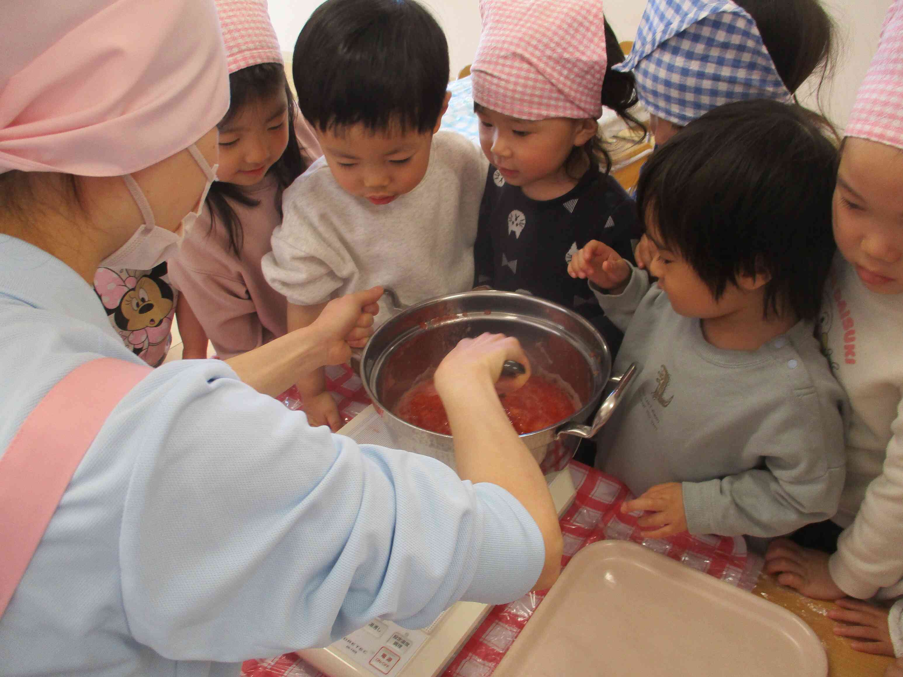 砂糖を入れて混ぜるよ！