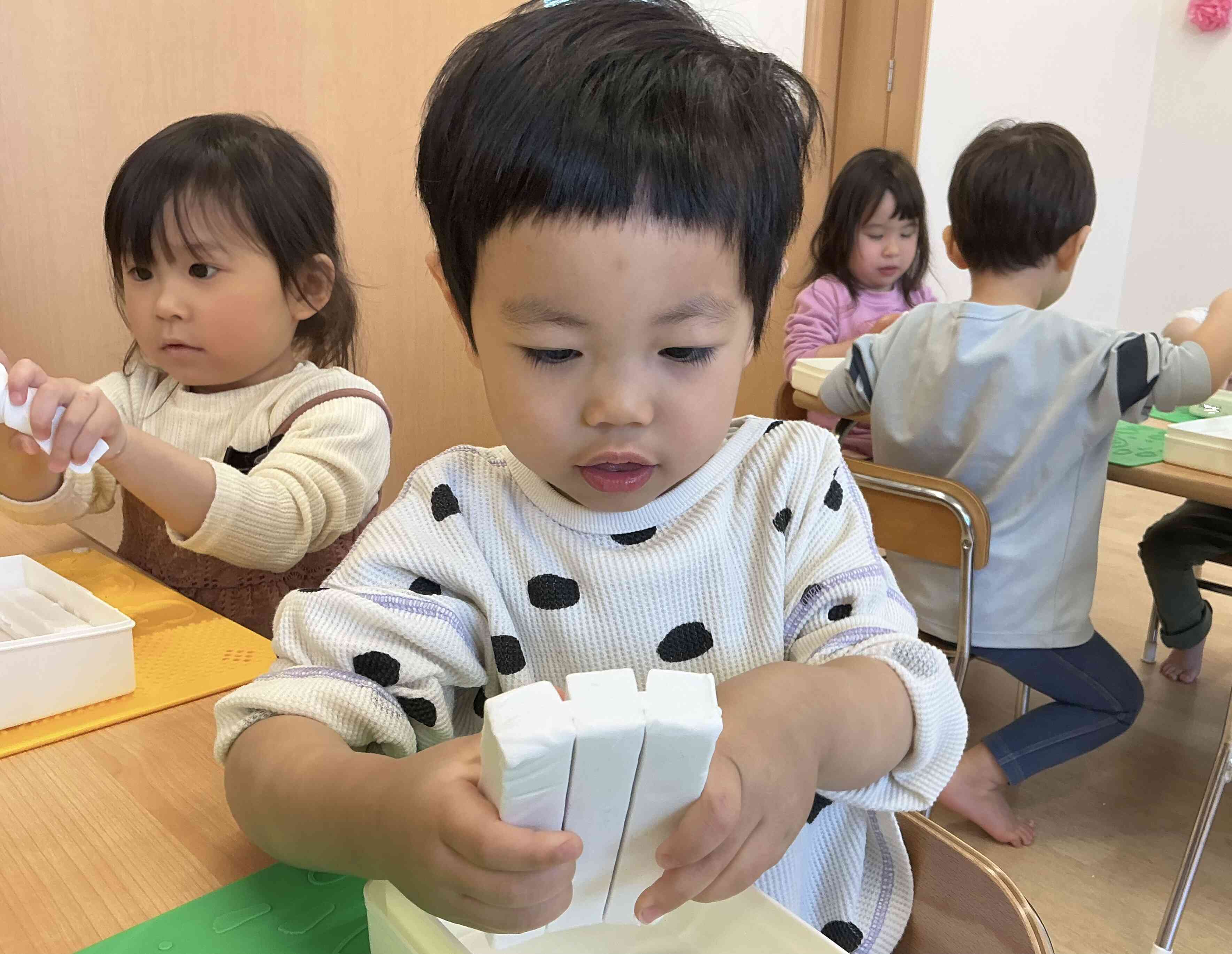 粘土で遊んだよ！（りす組・3歳児）