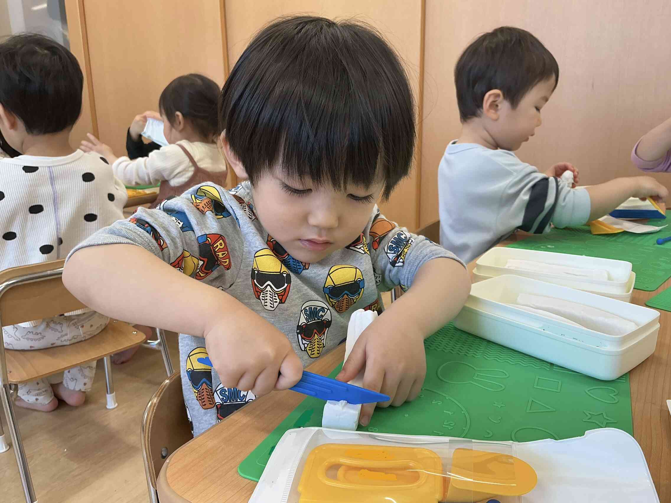 粘土を細かく切って遊んだよ！