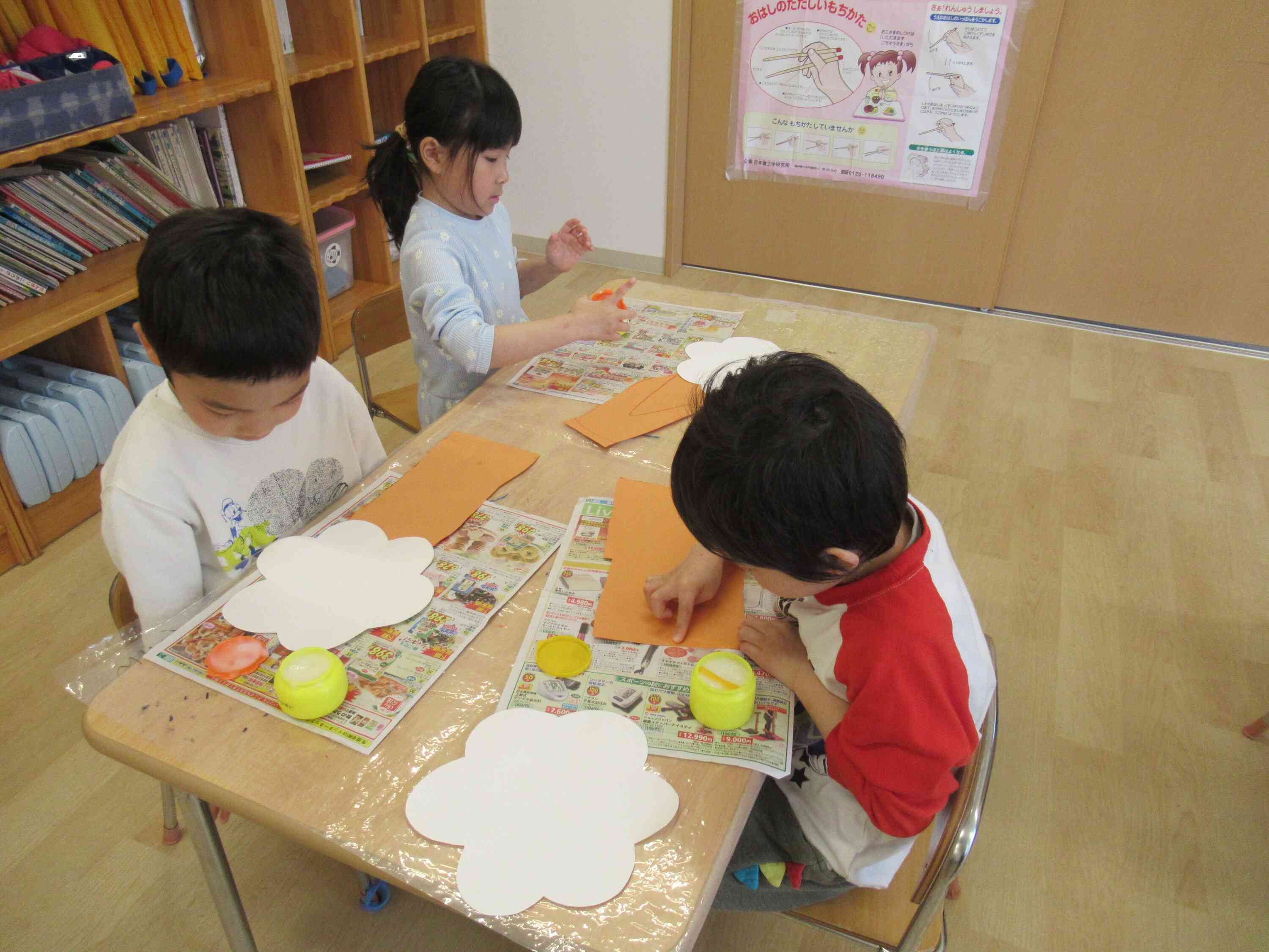 絵の具を使って桜の製作をしたよ!(きりん組・5歳児)