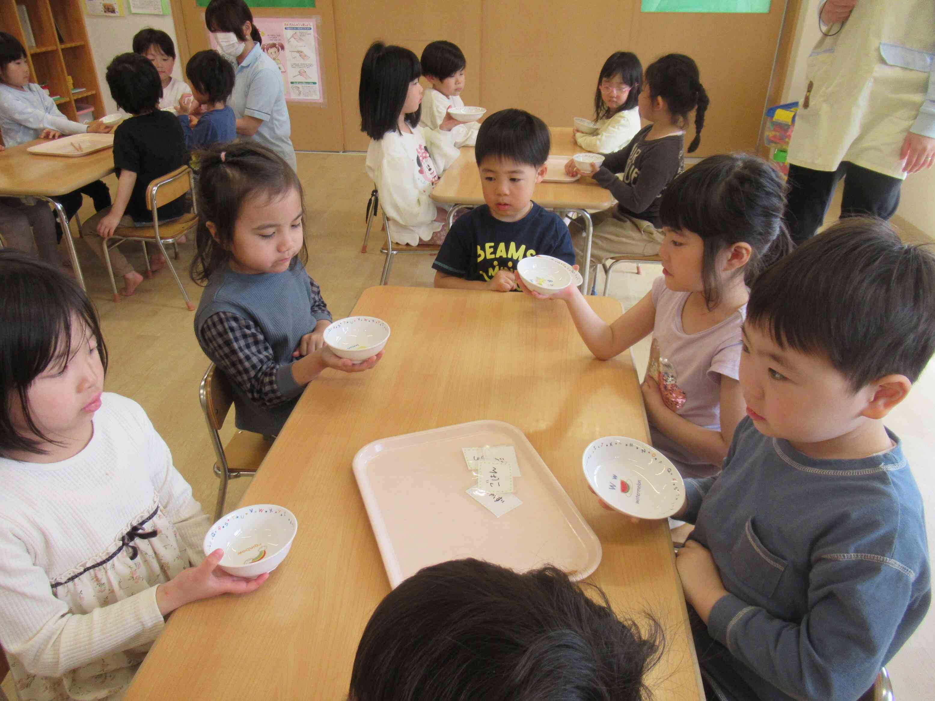 お皿も上手に持てるよ！