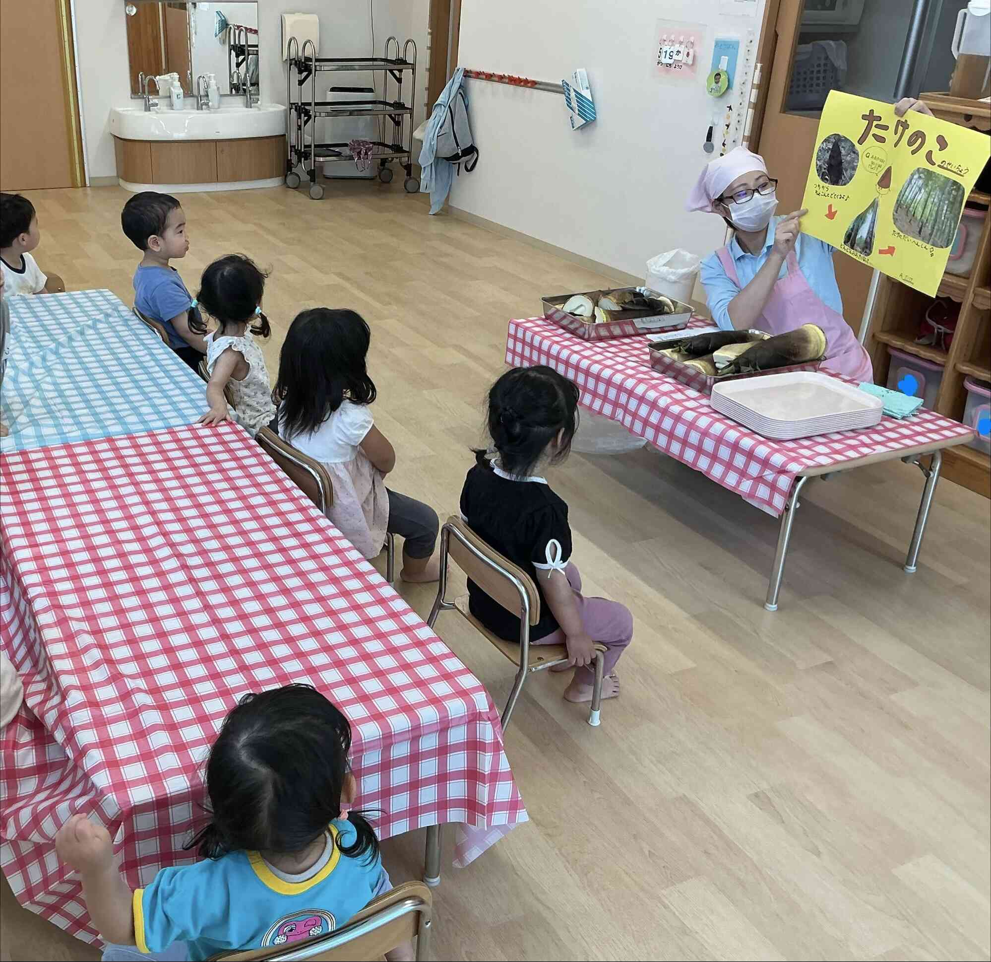 食育「たけのこの皮むき」(2歳児・うさぎ組)