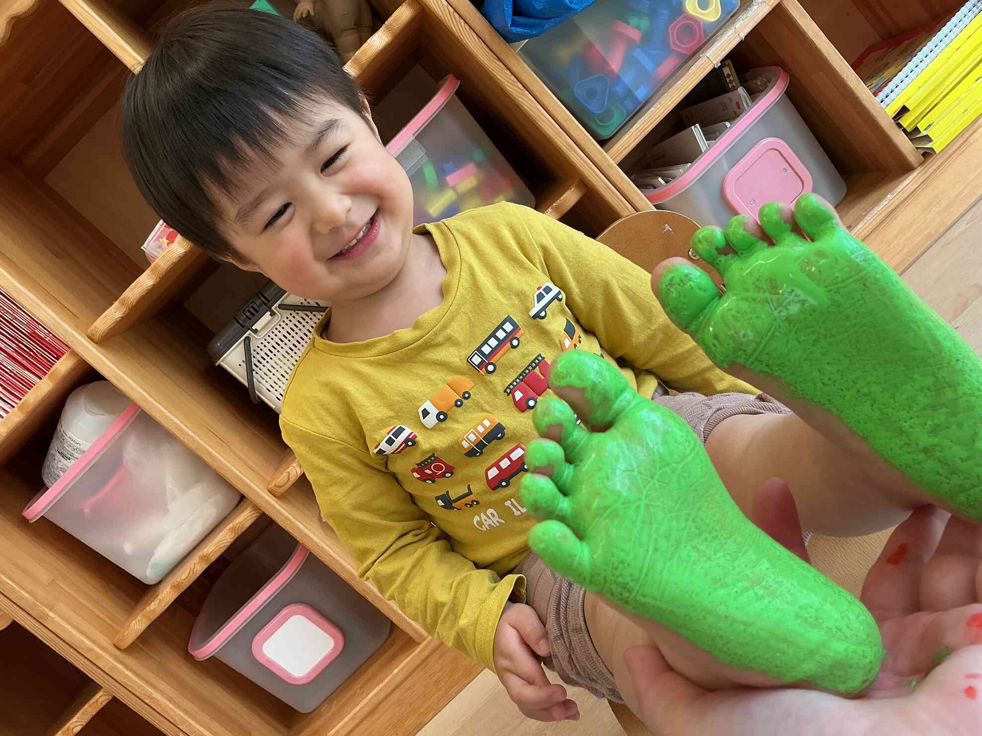製作の様子（うさぎ組・2歳児）