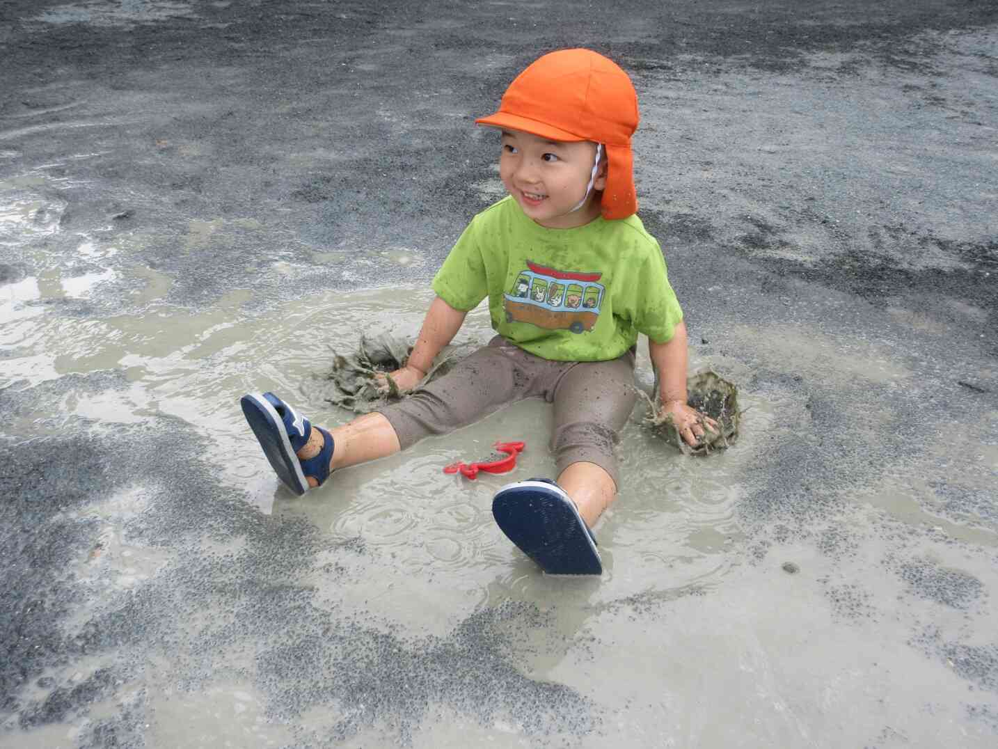 どろんこ遊び（以上児、3〜5歳児）