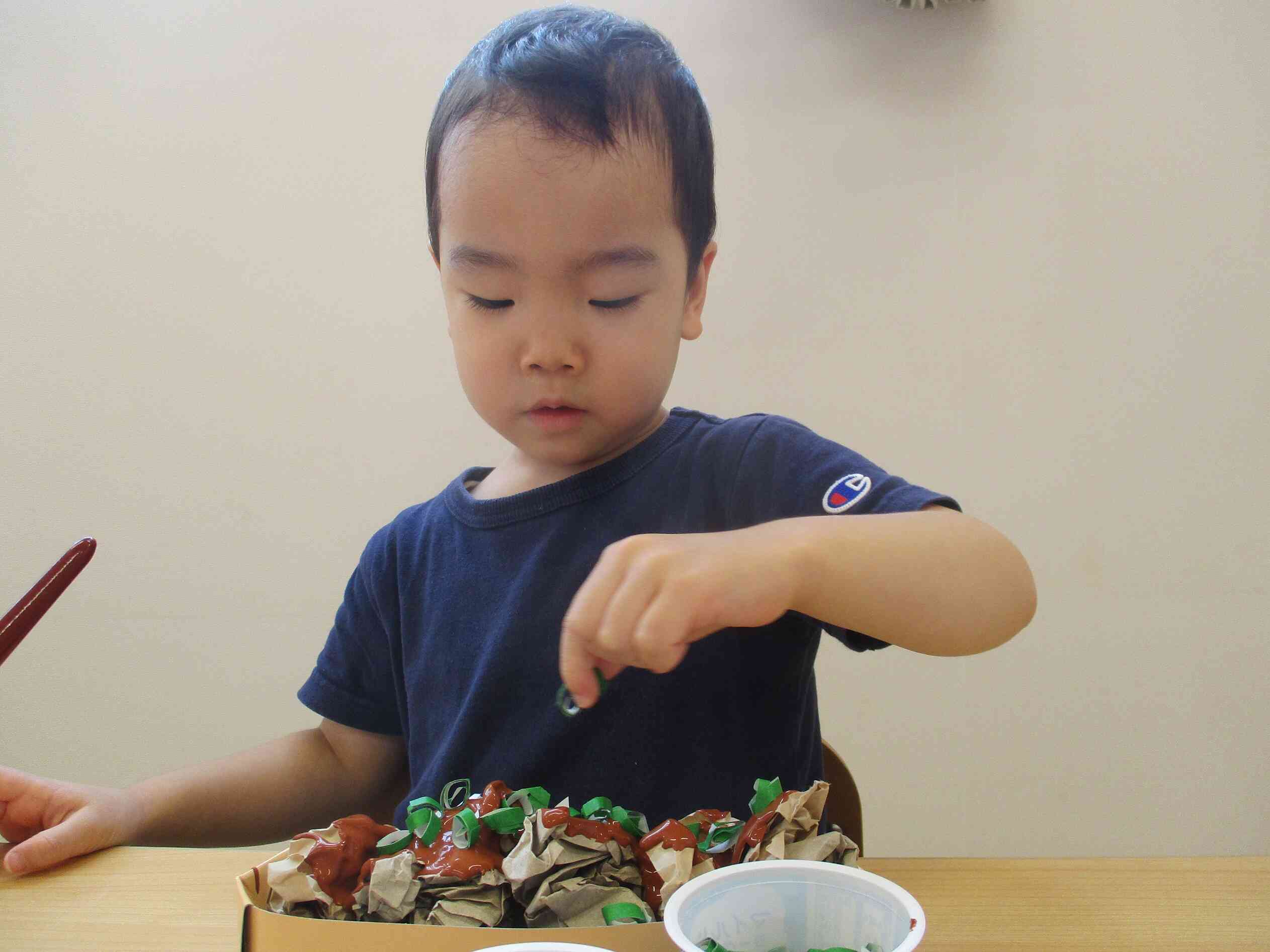 夏祭りに向けた製作（２歳児・うさぎ組）