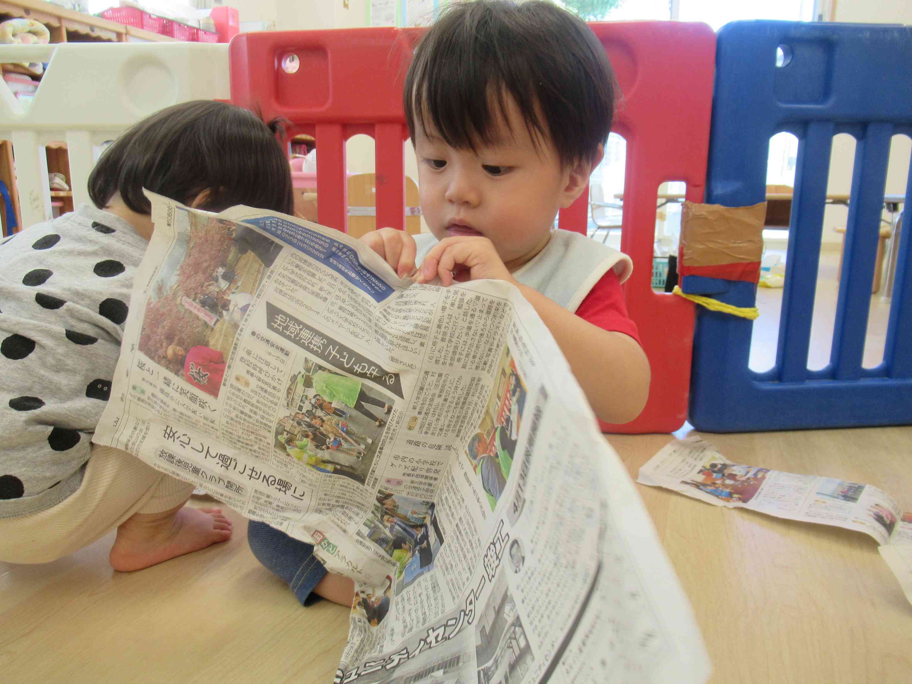 新聞紙遊びしたよ!(あひる組 1歳児)