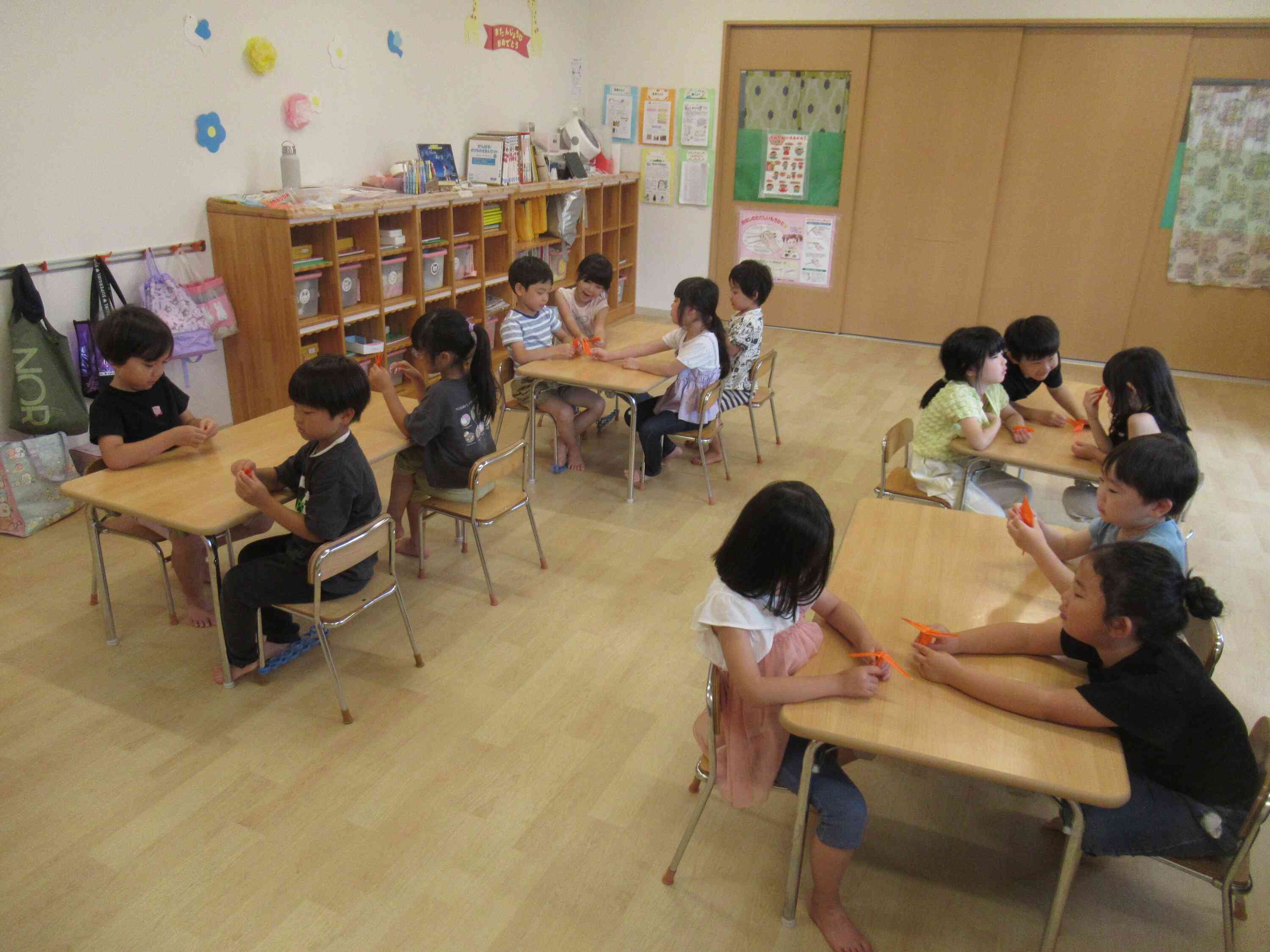 折り紙で『つる』を作ったよ！きりん組：５歳児