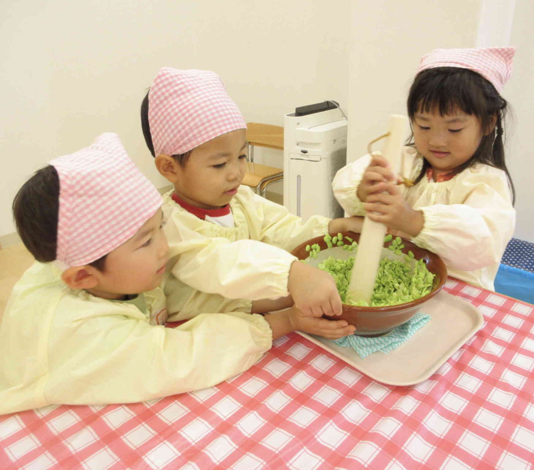 大きなすり鉢で枝豆をすりすり♪