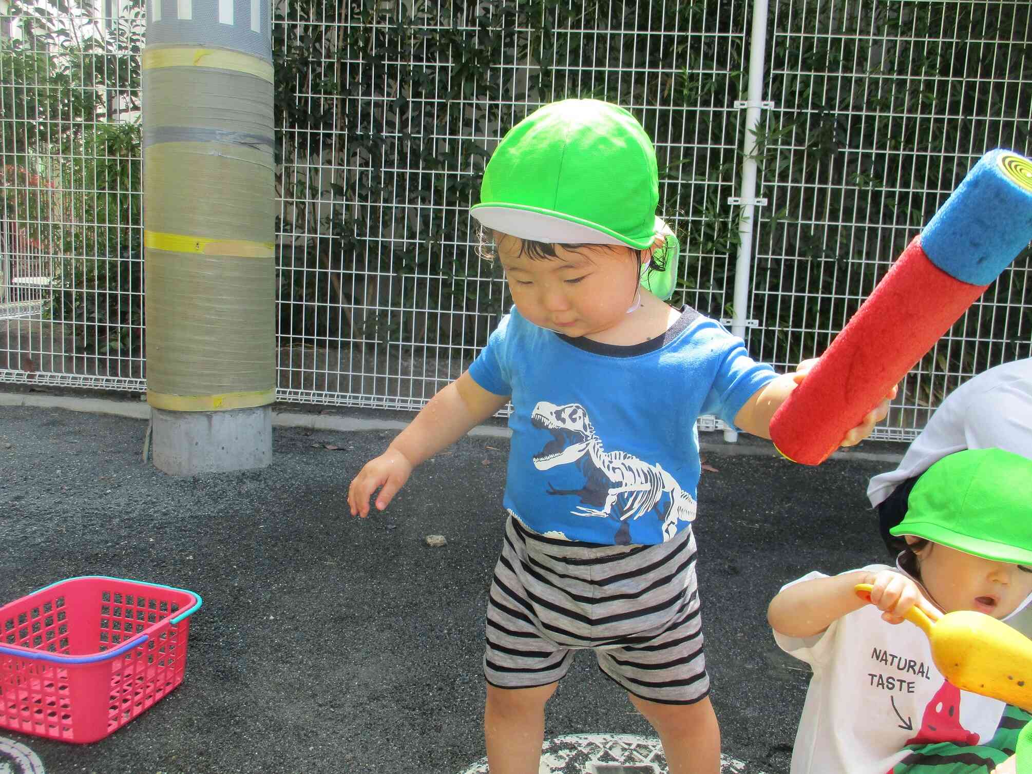 夏の遊びを楽しんでいます（１歳児　あひる組）