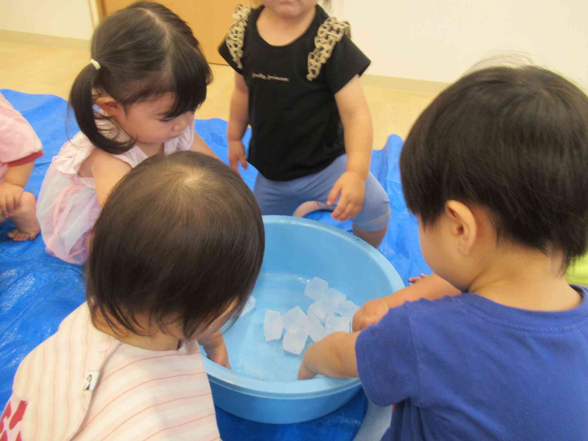 暑い日には氷遊び！