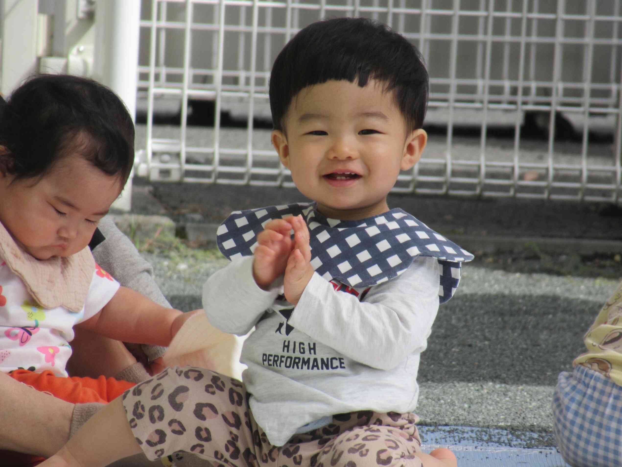 お外遊びをしたよ！(ひよこ組・０歳児)