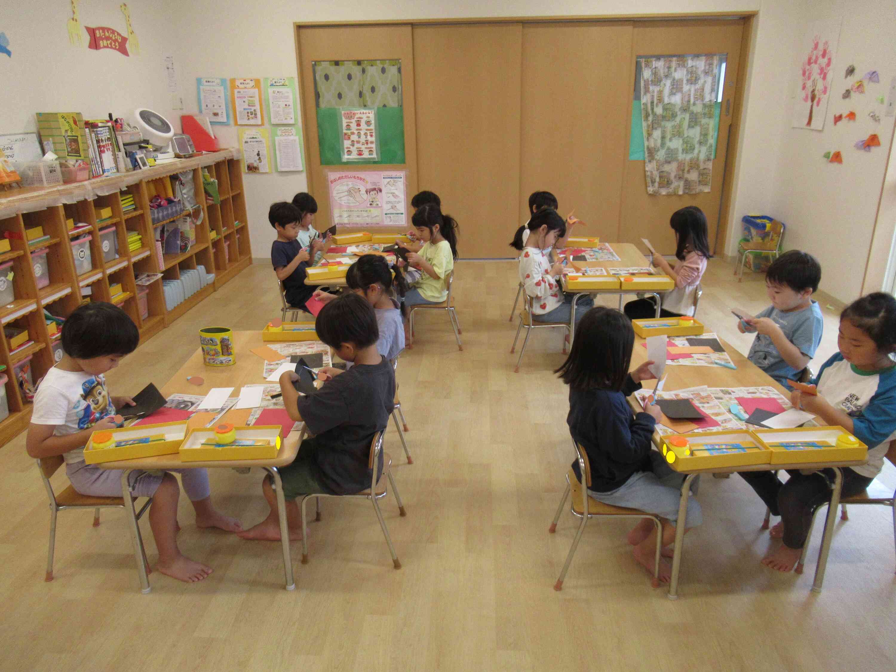 ハサミを使う時は慎重に、、、