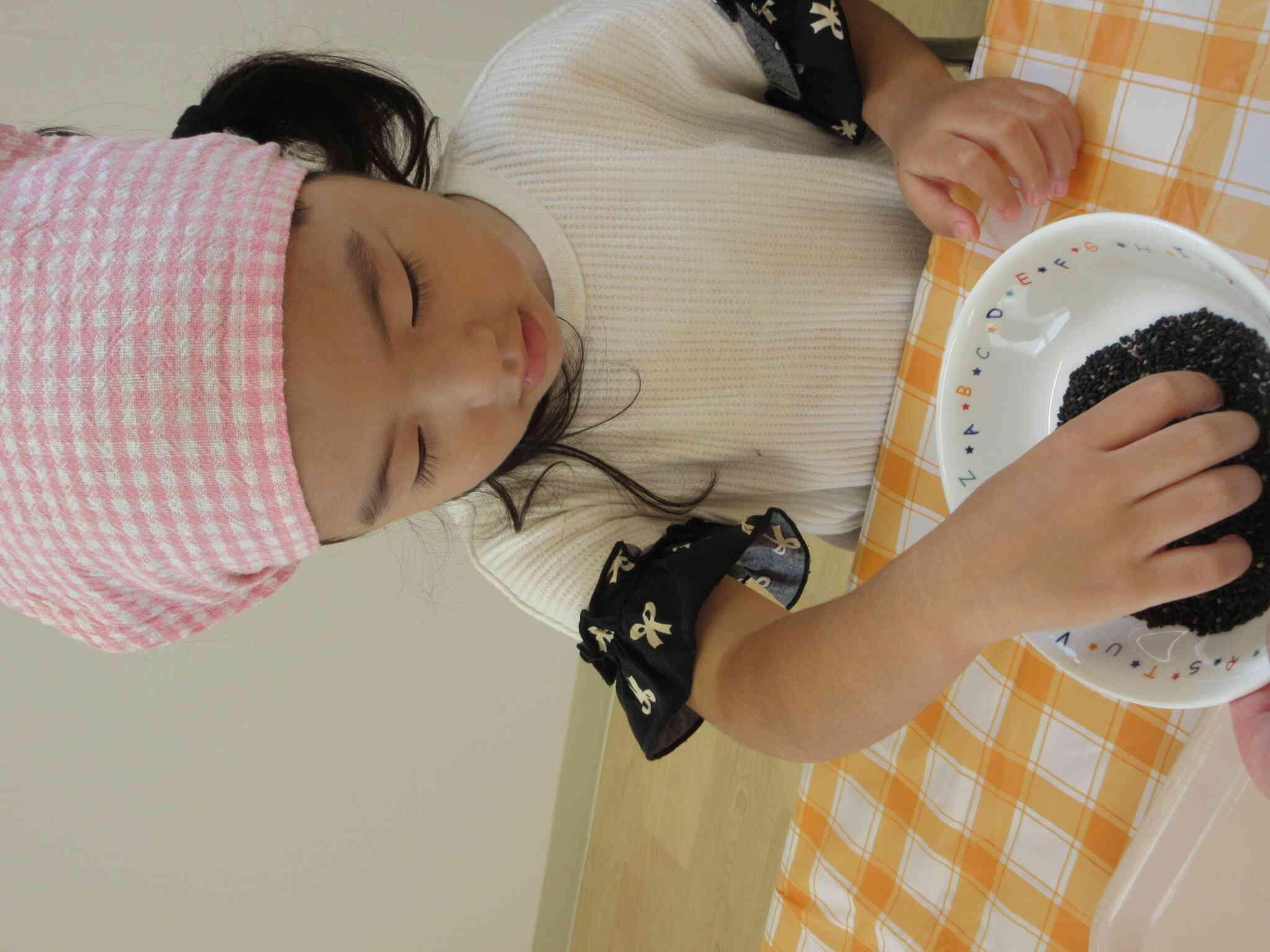 食育「ごますり」（2歳児・うさぎ組）