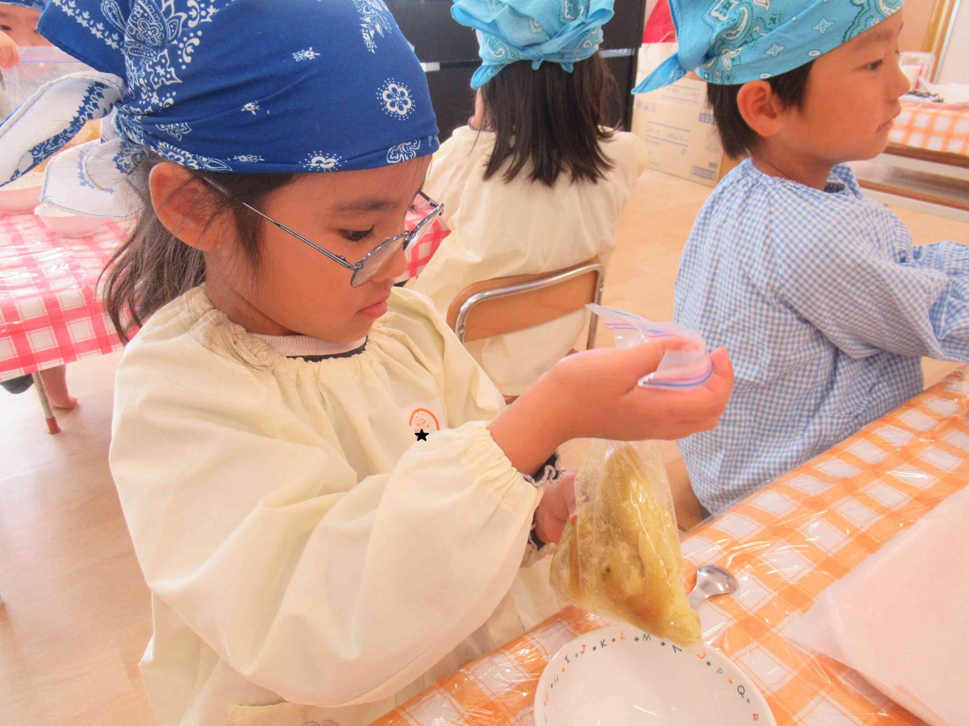「さつまいもパイ作り」きりん組・5歳児