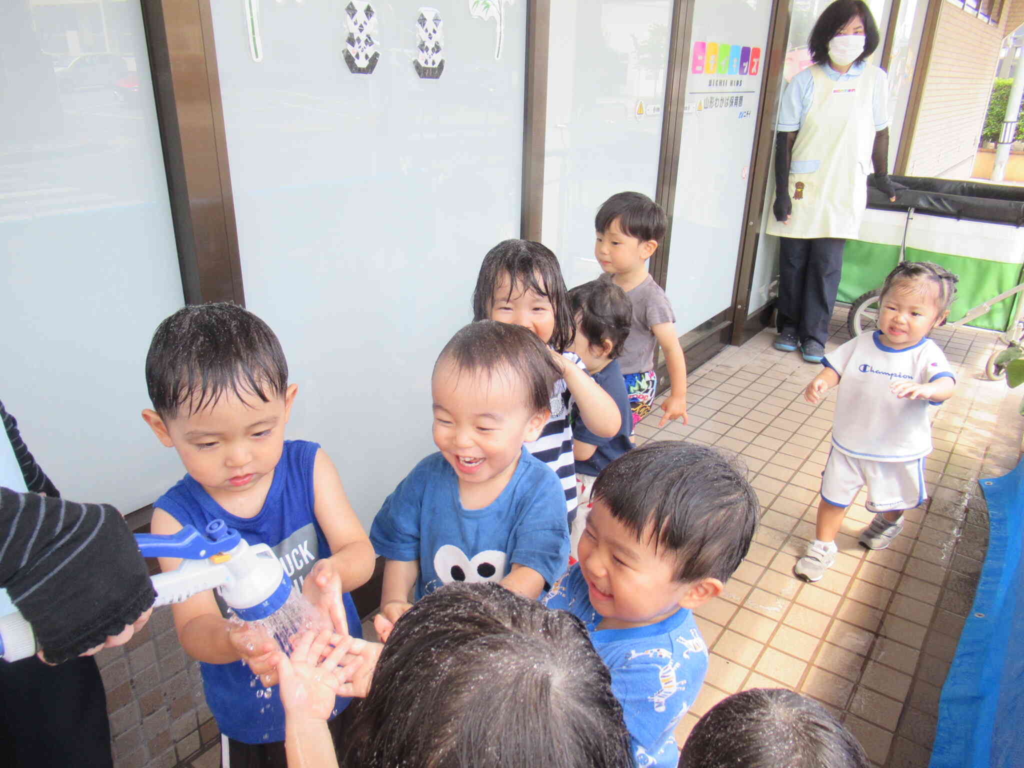 シャワーの水も冷たいね！