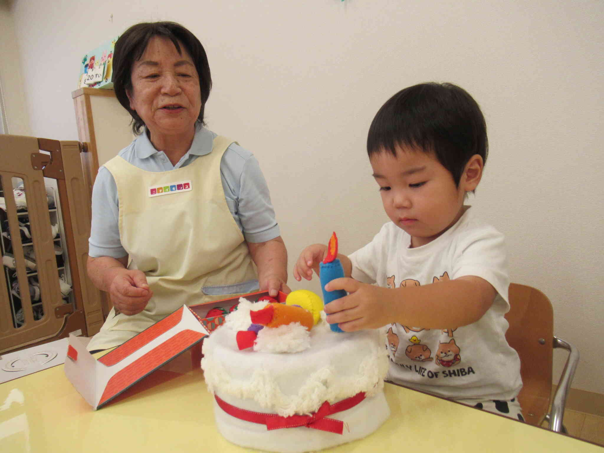 ケーキに飾り付けもしました。真剣な表情も素敵です！