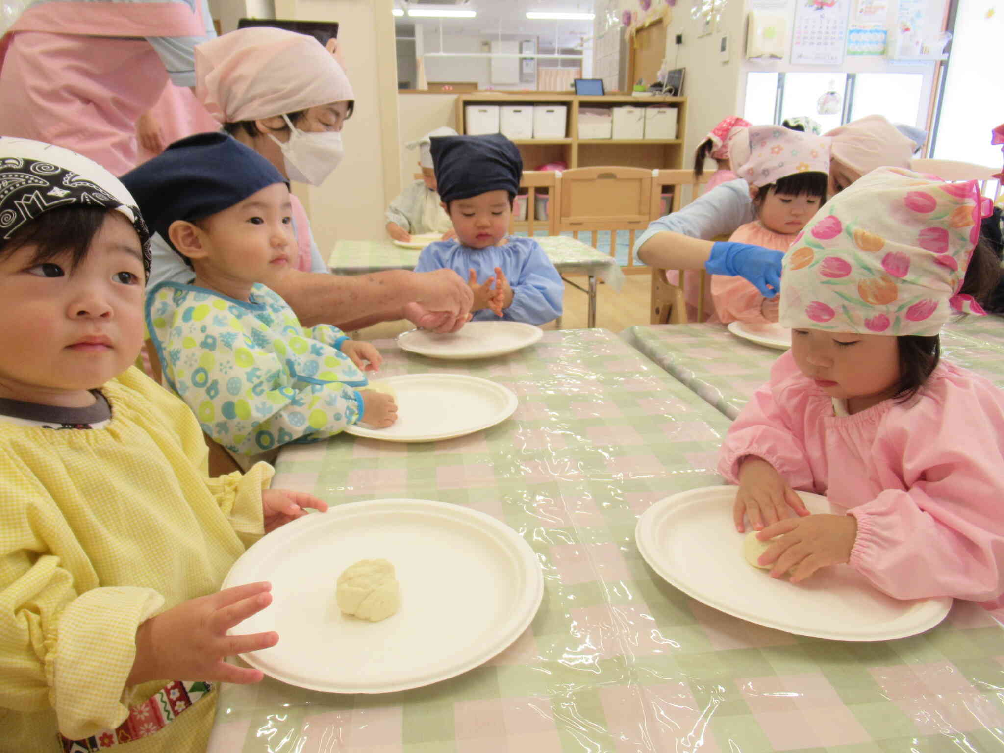 平らにしたり丸めたりと様々な子どもたちの姿が見られます♪