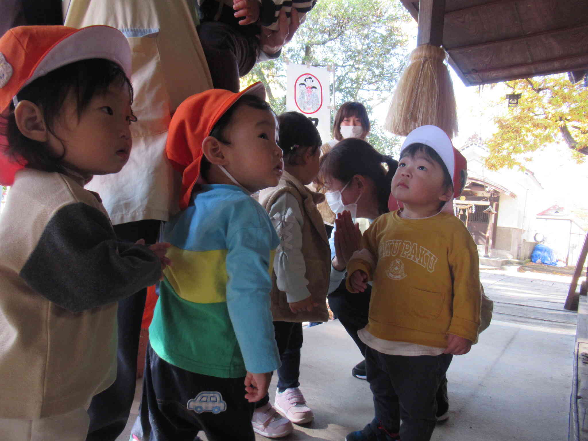 お参りをしながら神社の雰囲気もじっくりと味わっていました。