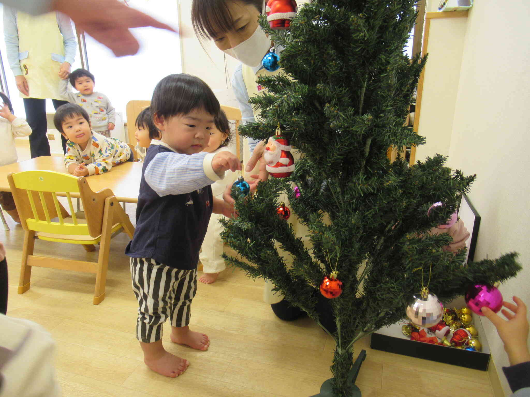 真剣ながらも楽しそうに飾っています☆